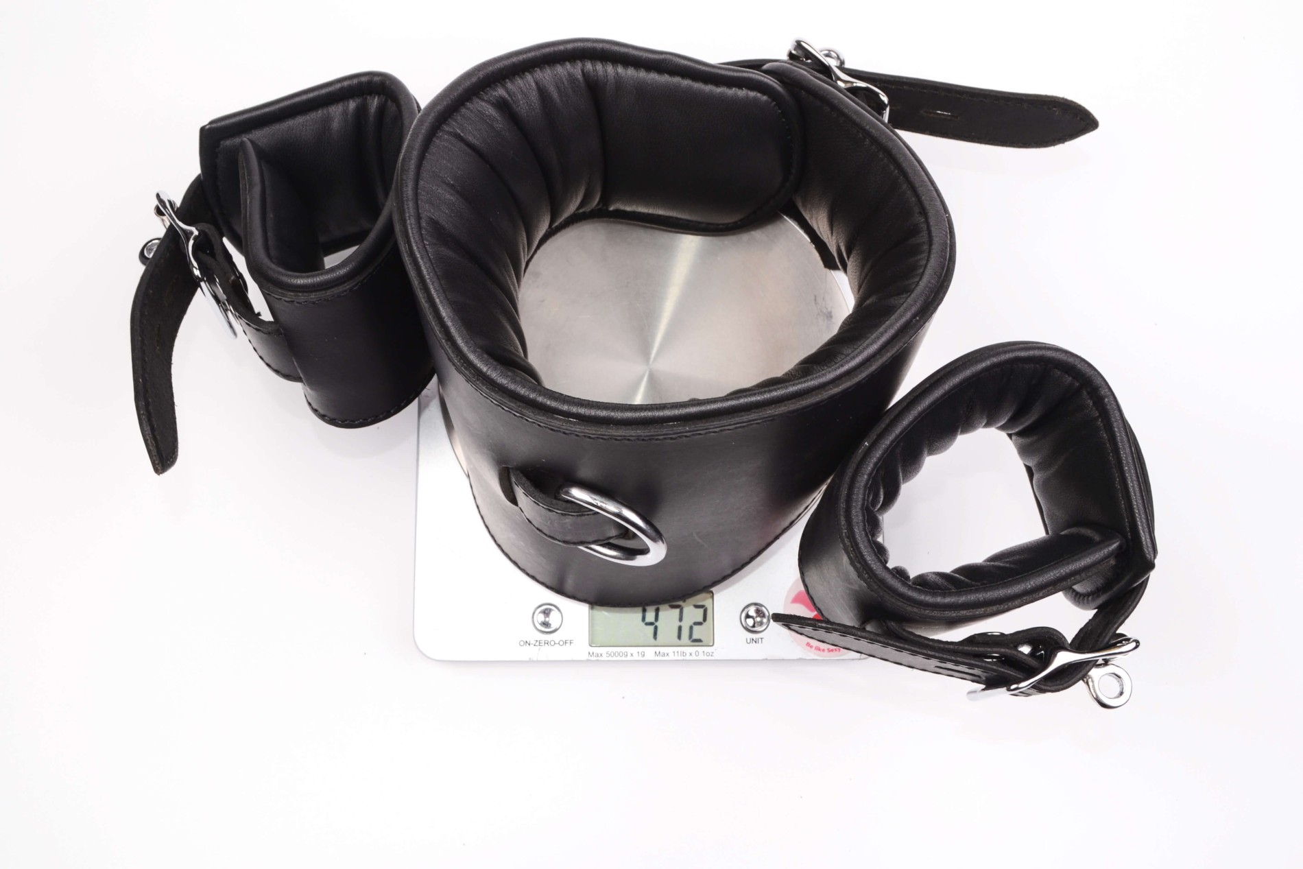 Kožený obojek s pouty na ruce Leatherix RestrainMe, váha