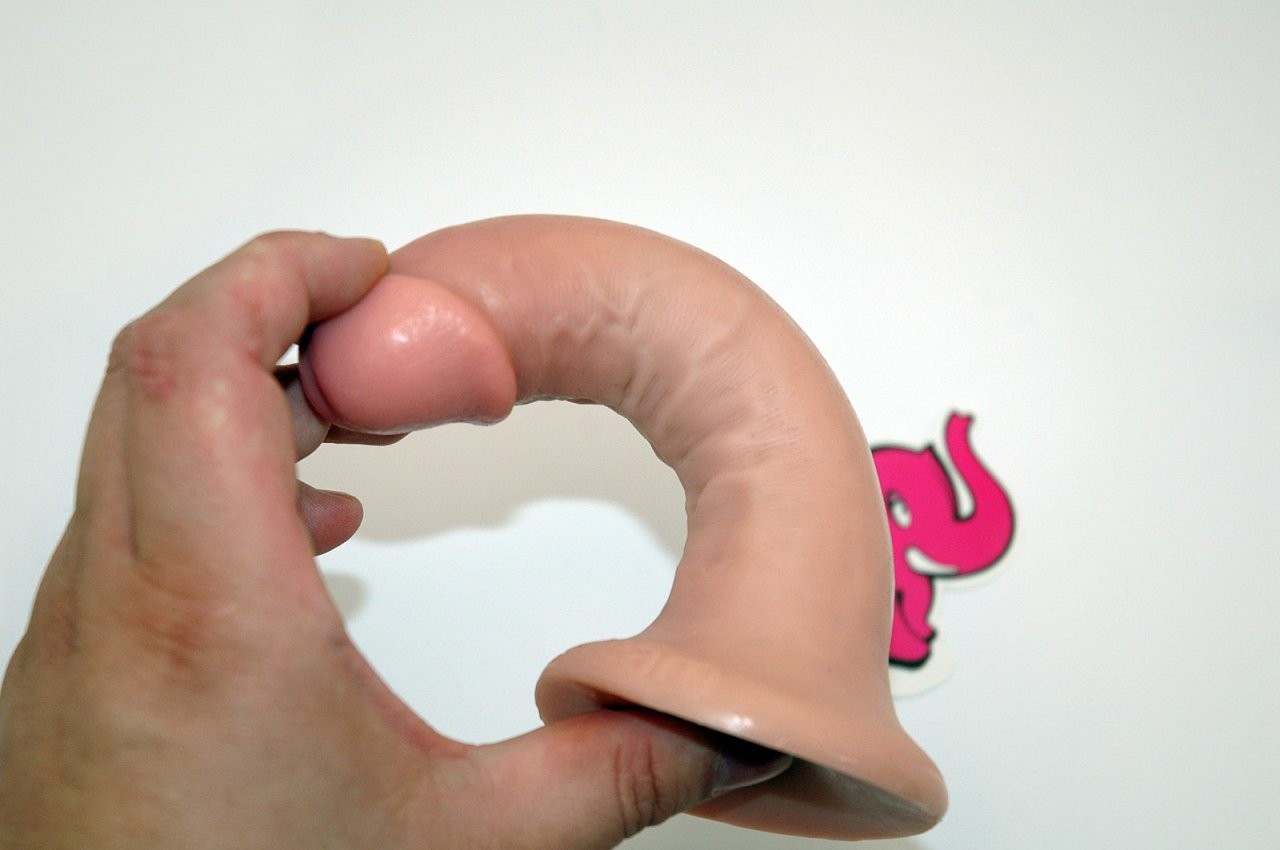 Připínací penis King Cock S, ohebnost