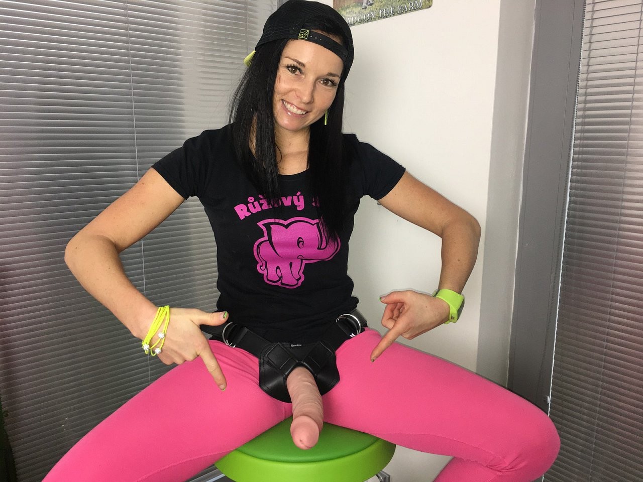 Dominika zkouší připínací King Cock XL