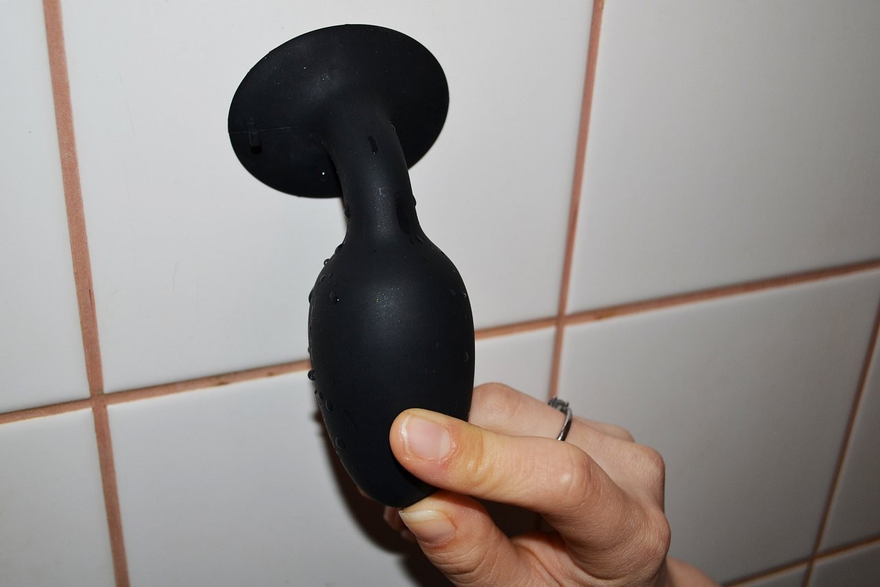 SiliconeBall – na obkladu drží jako přibitý