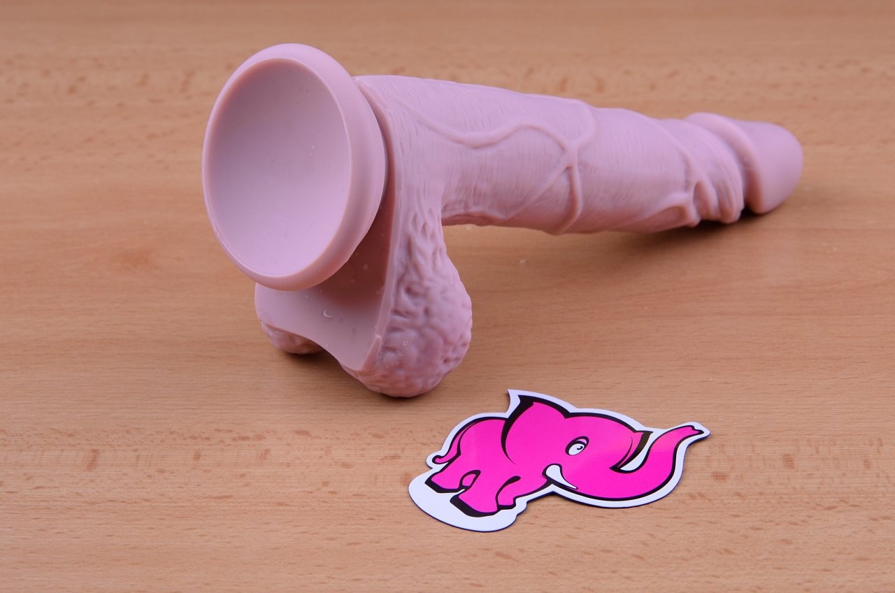 Dildo s přísavkou a varlaty Silicone (18 cm), přísavka