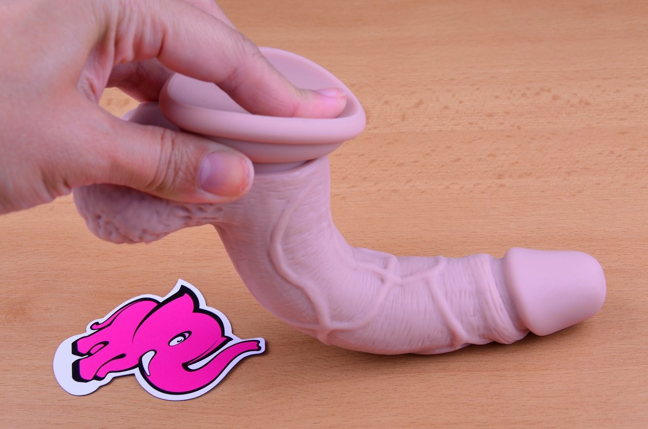 Dildo s přísavkou a varlaty Silicone (18 cm), zkoušíme ohebnost