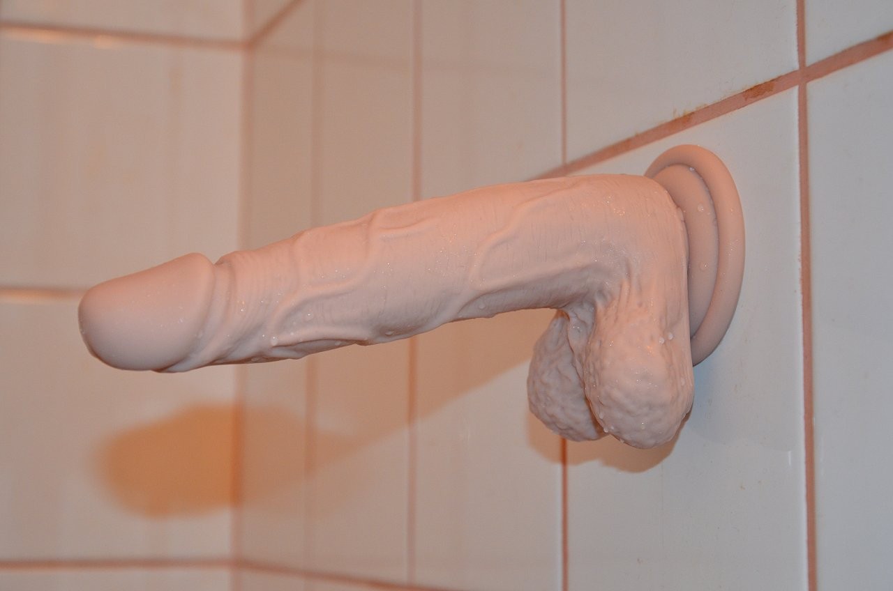 Dildo s přísavkou a varlaty Silicone (18 cm), přisáté na dlaždicích