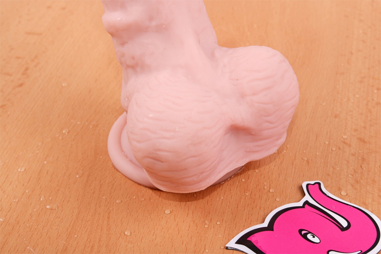 Dildo s přísavkou a varlaty Maxim (24 cm) – na stole