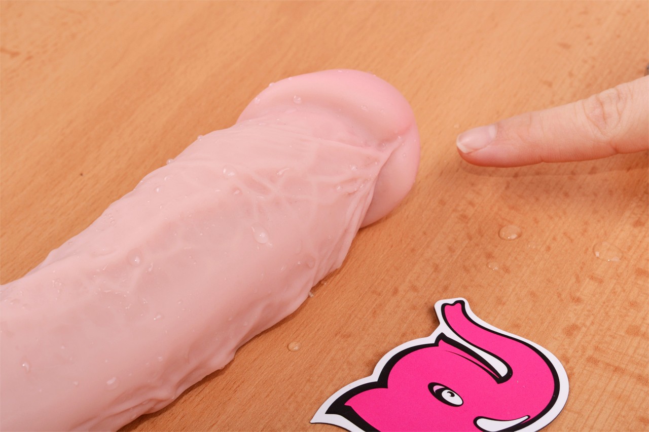 Dildo s přísavkou a varlaty Maxim (24 cm) – ukazujeme žalud