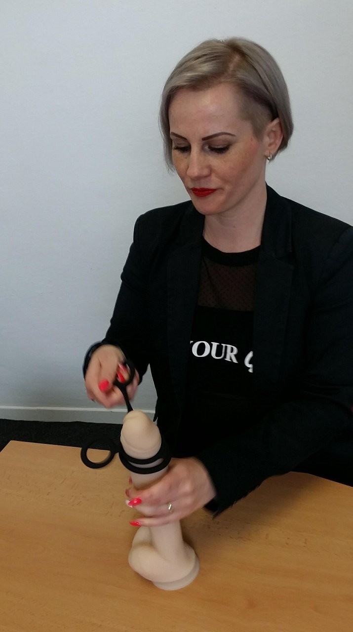 Veronika a Erekční kroužek Bondage