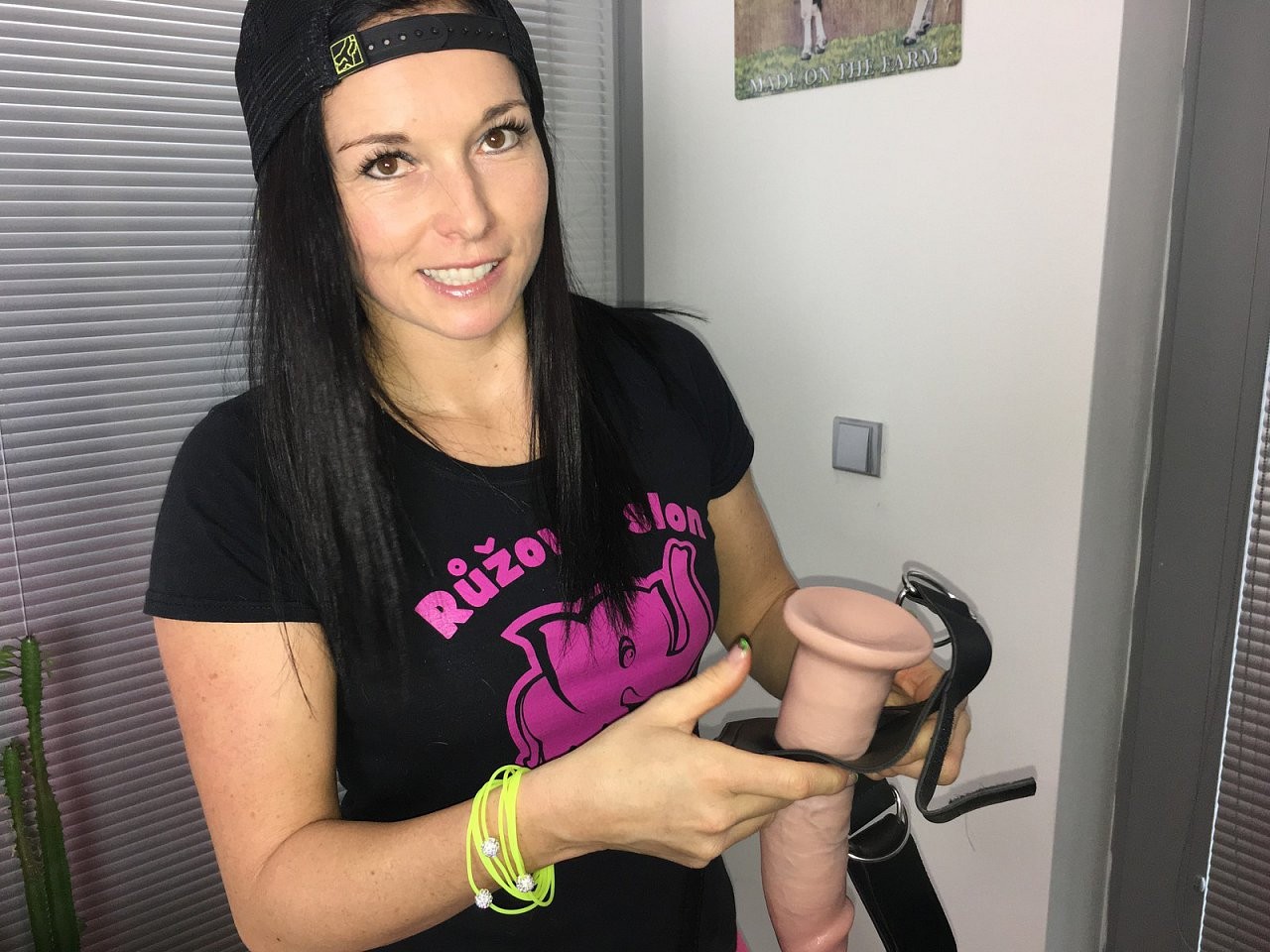 Dominika zkouší připínací King Cock XL