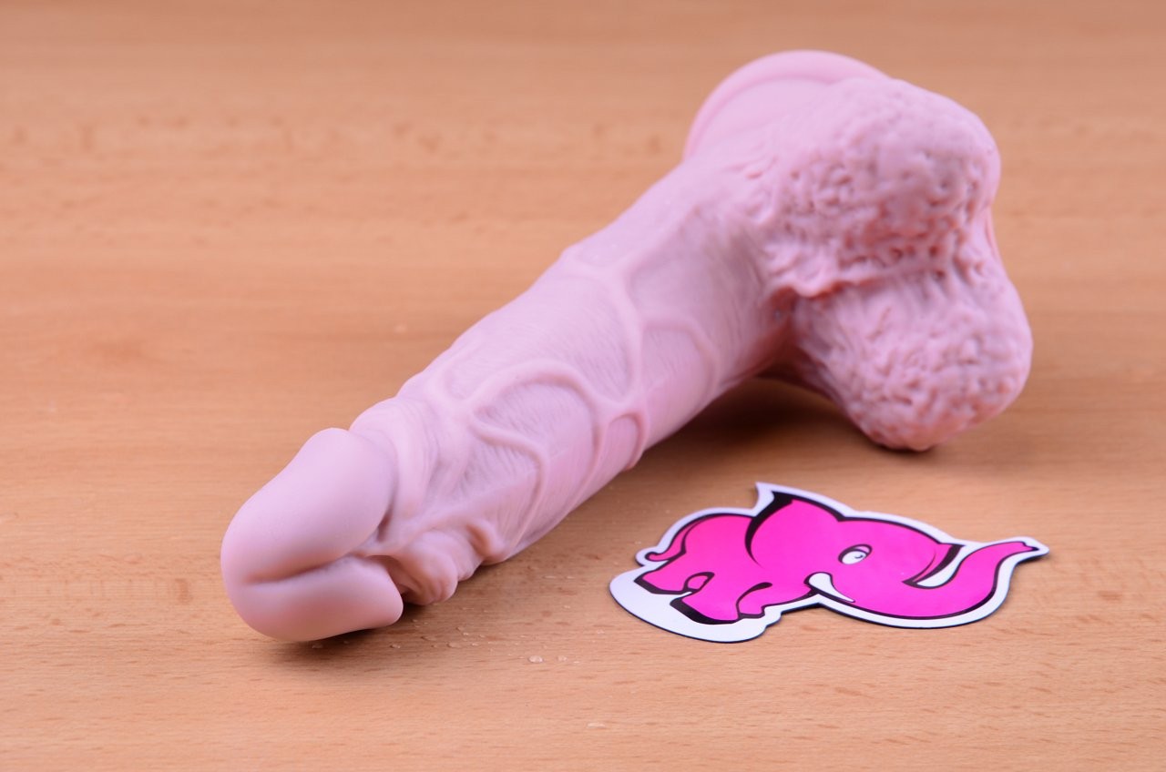 Dildo s přísavkou a varlaty Silicone (18 cm), detail žaludu