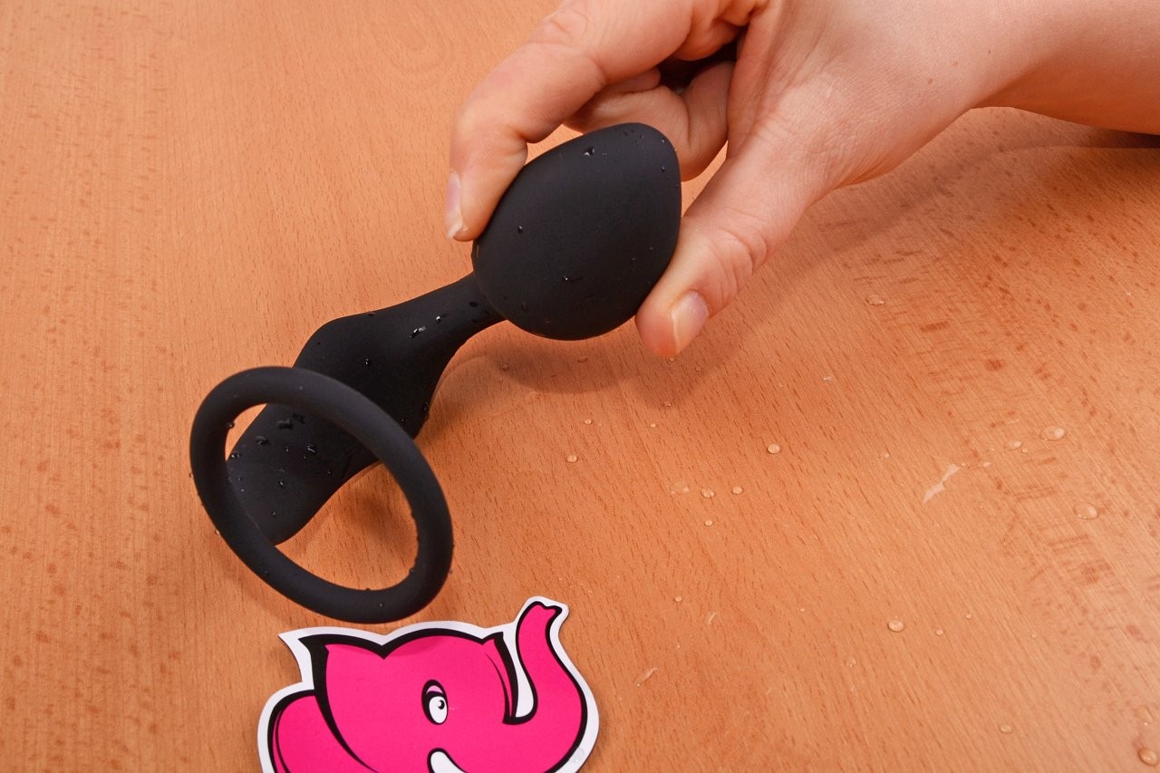 Anální kolík s erekčním kroužkem Ring & Plug, v ruce