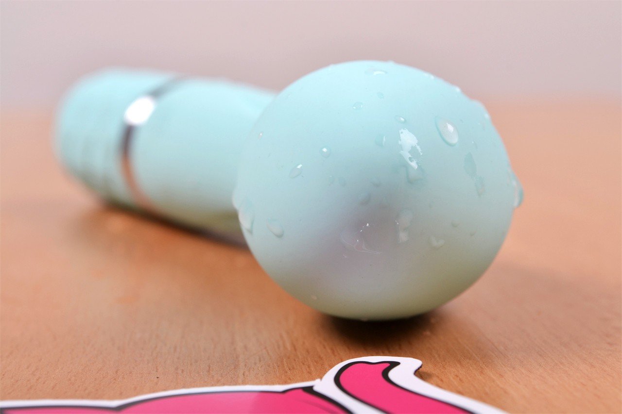 Silikonový vibrátor Sassy Aquamarine, na stole