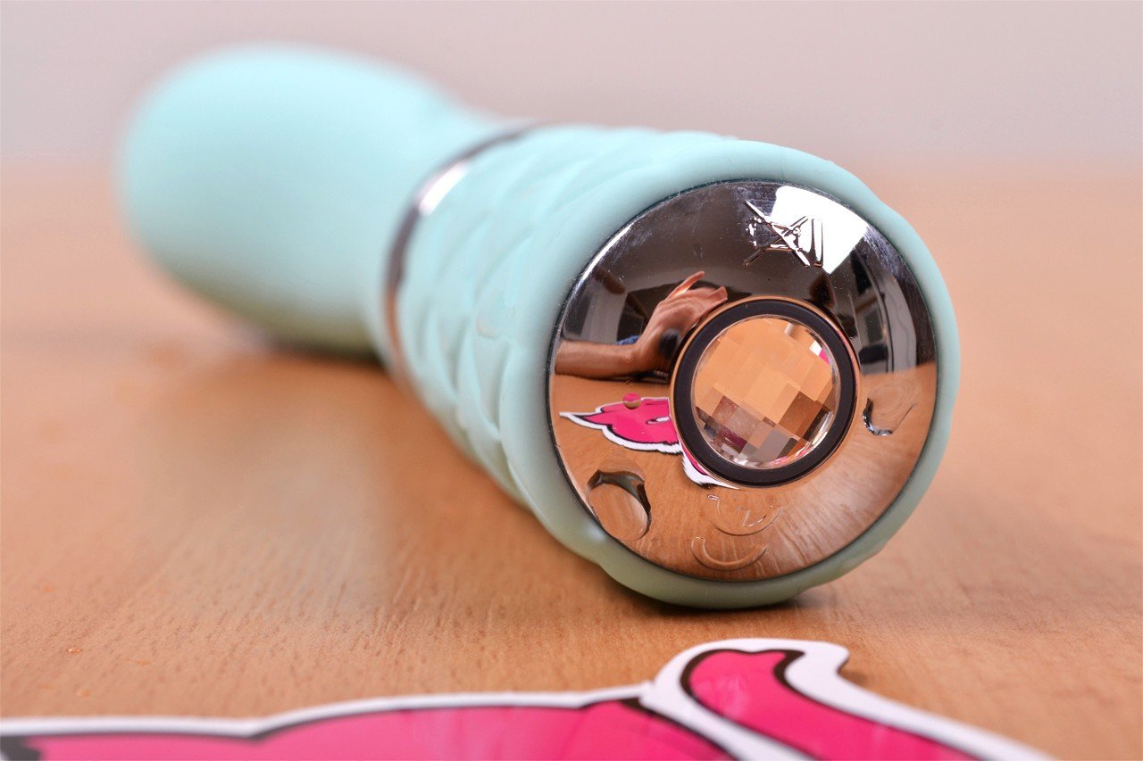 Silikonový vibrátor Sassy Aquamarine, záběr na tovládání