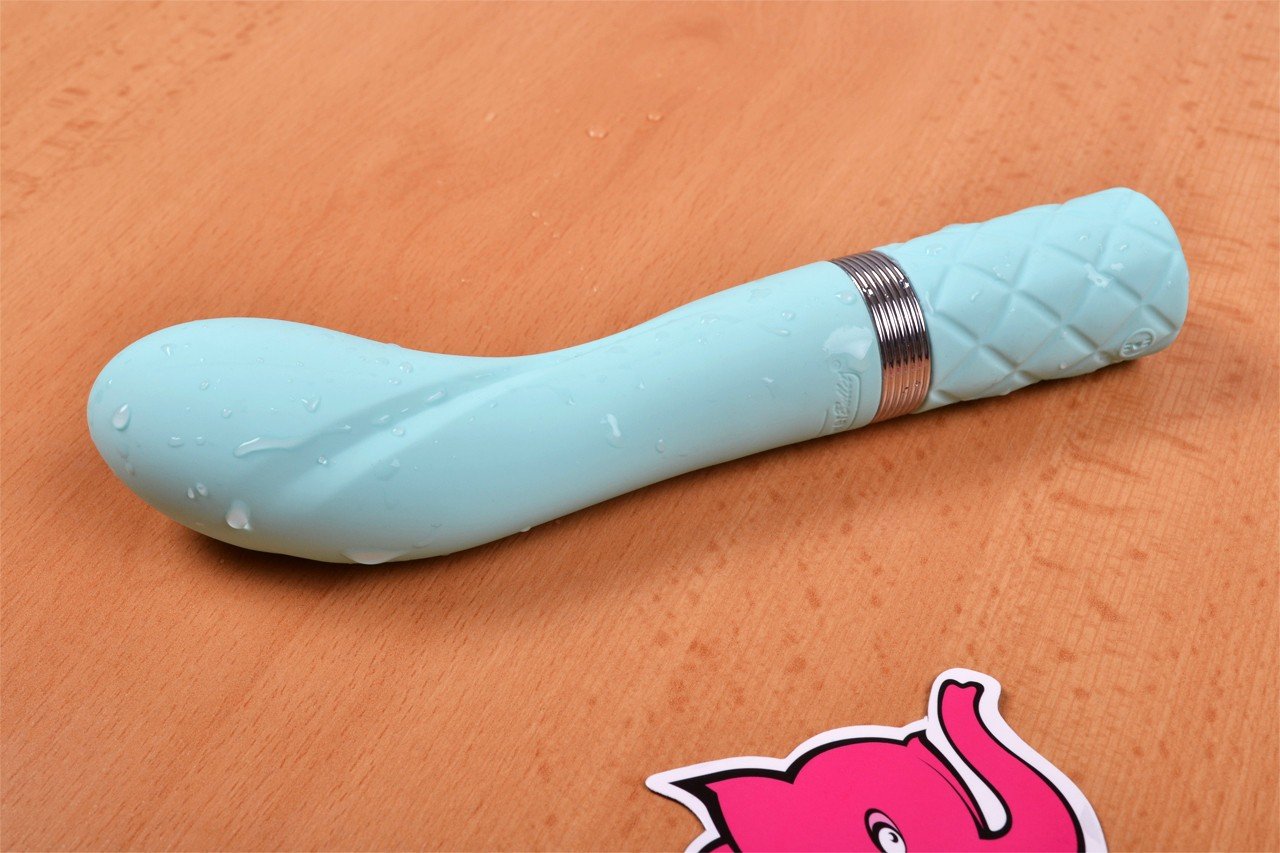 Silikonový vibrátor Sassy Aquamarine, na stole