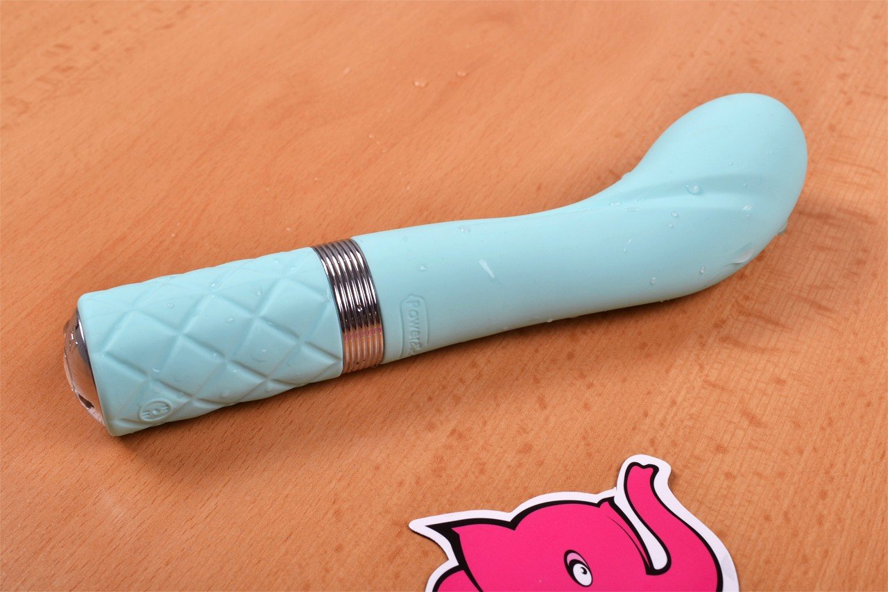 Silikonový vibrátor Sassy Aquamarine, na stole