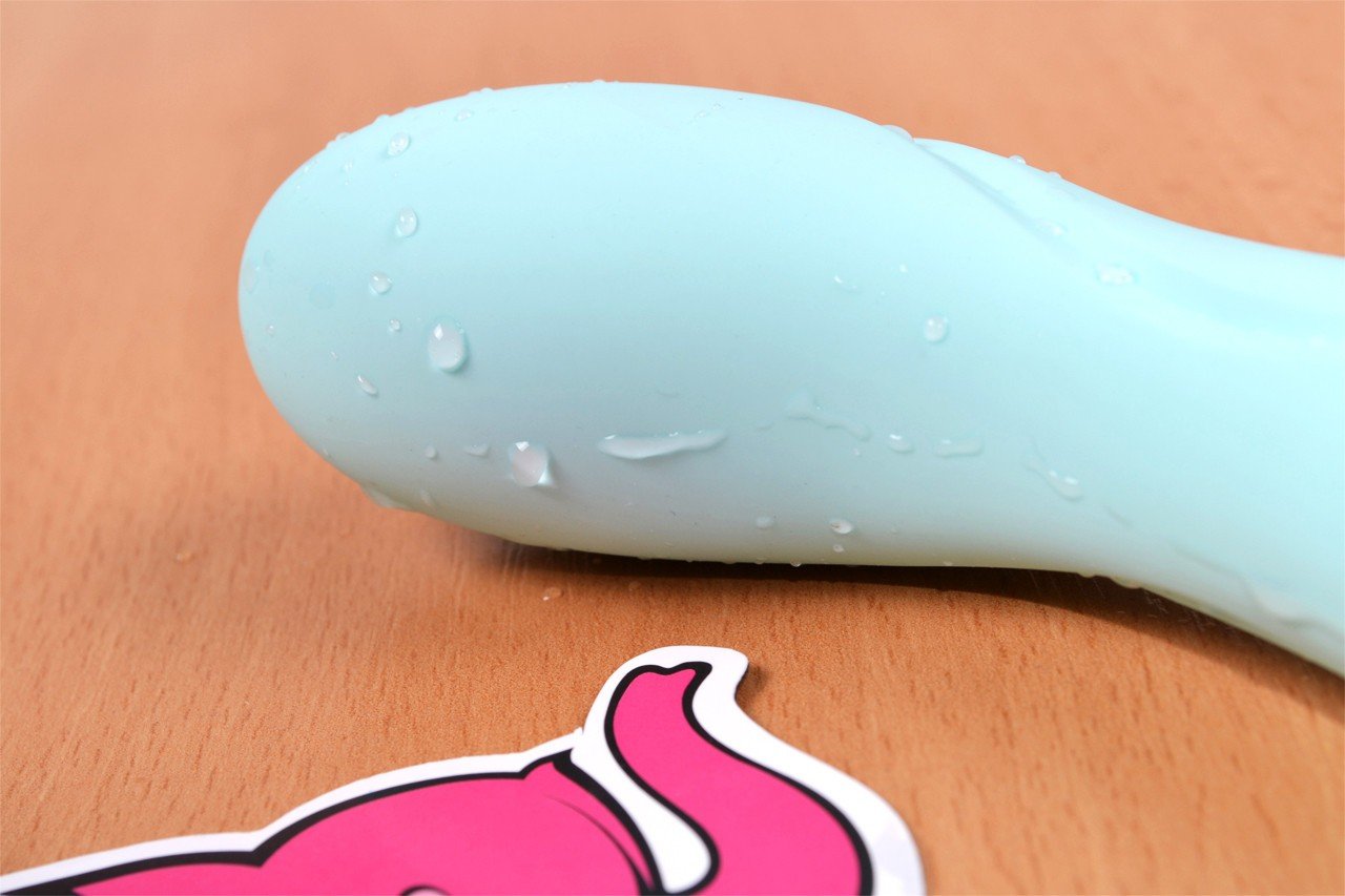 Silikonový vibrátor Sassy Aquamarine, na stole