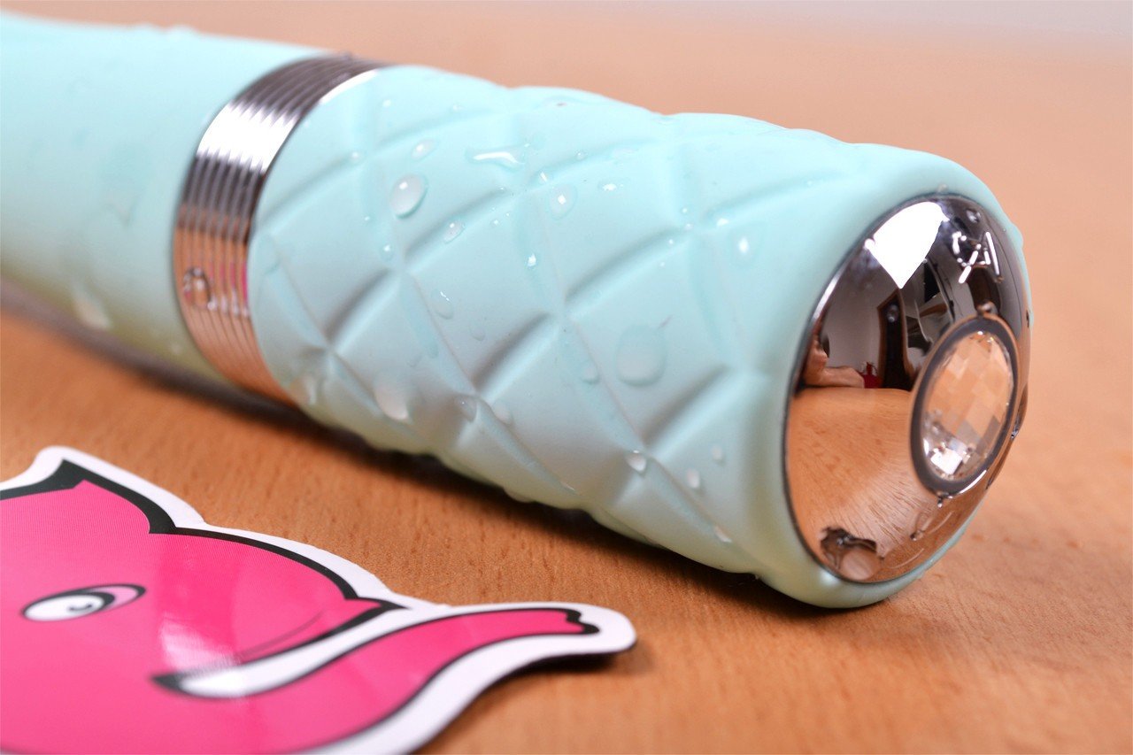 Silikonový vibrátor Sassy Aquamarine, na stole