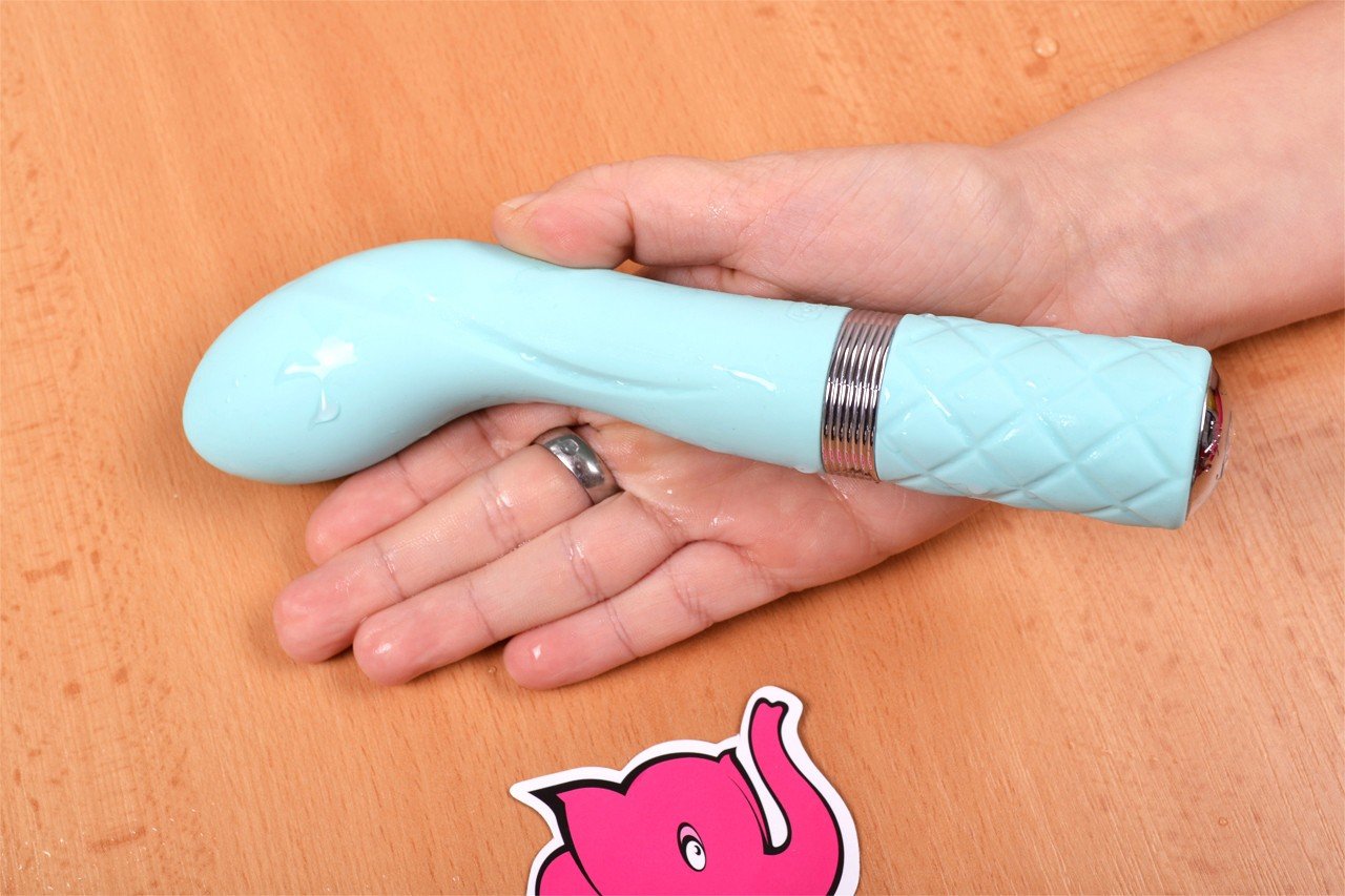 Silikonový vibrátor Sassy Aquamarine, v ruce