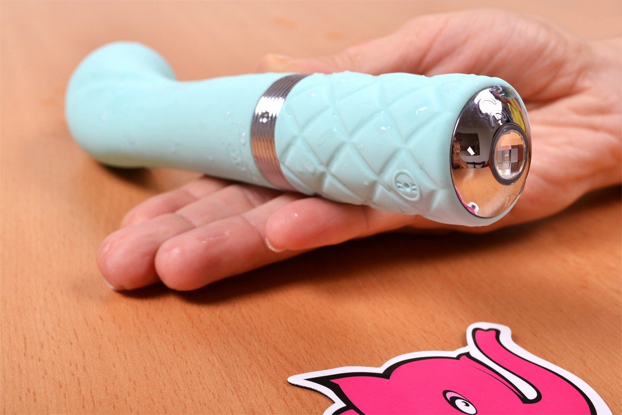 Silikonový vibrátor Sassy Aquamarine, v ruce