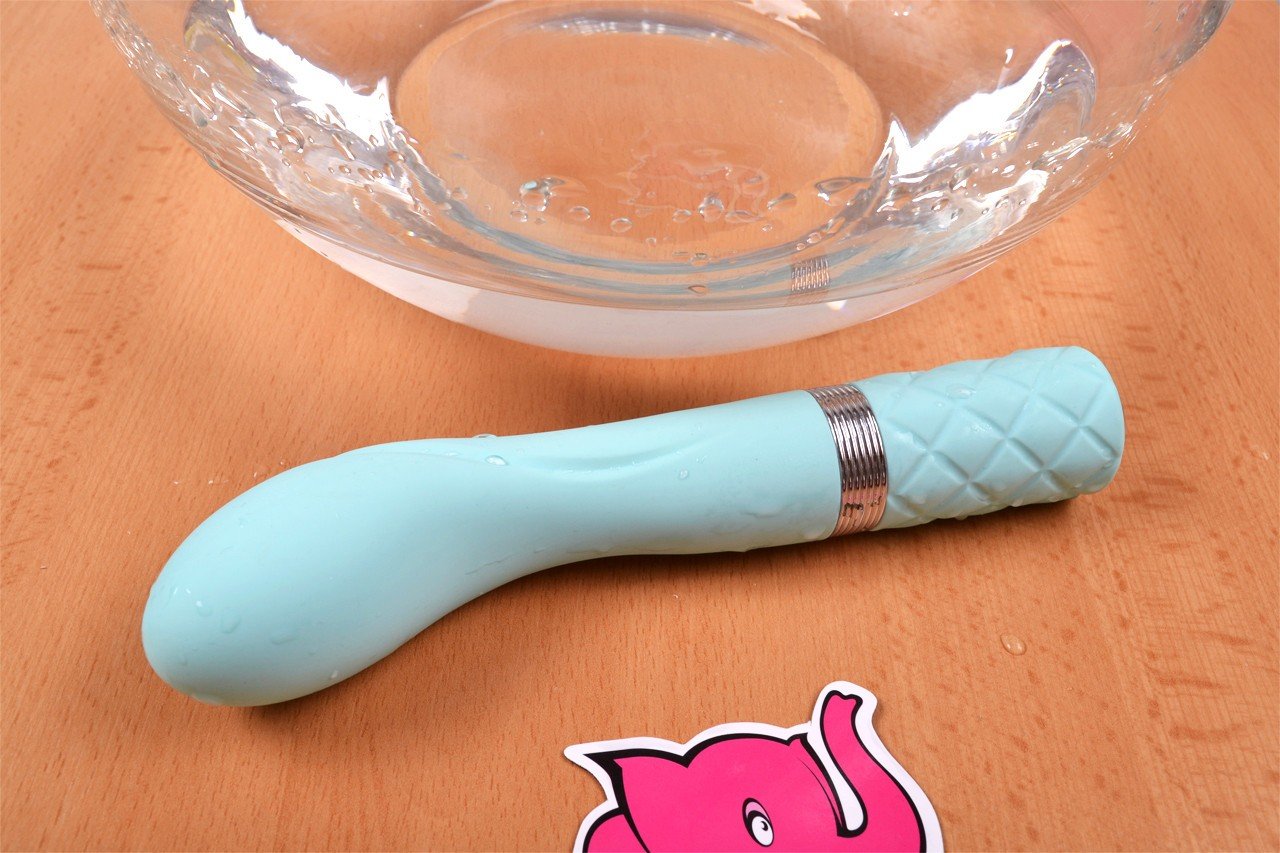 Silikonový vibrátor Sassy Aquamarine, vedle akvaria