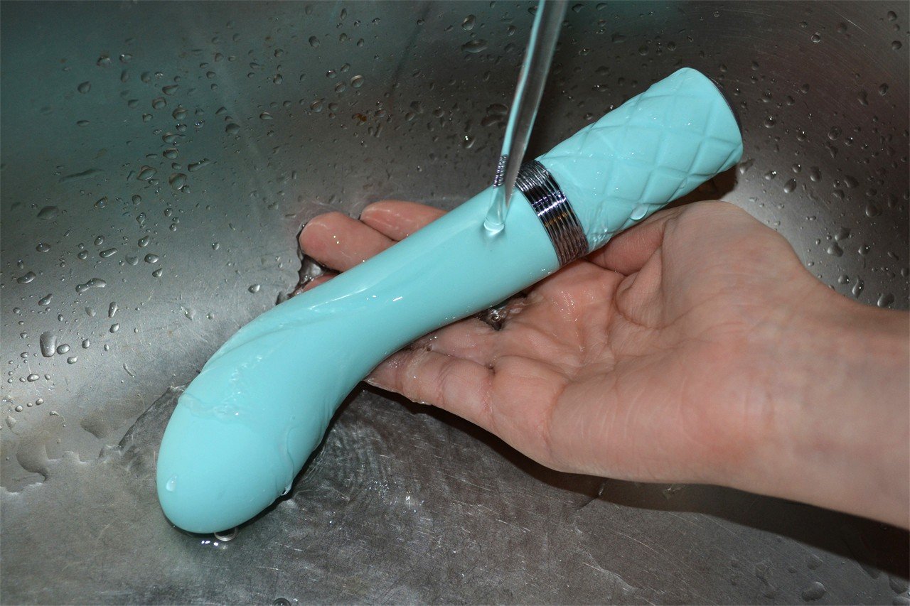 Silikonový vibrátor Sassy Aquamarine, pod tekoucí vodou