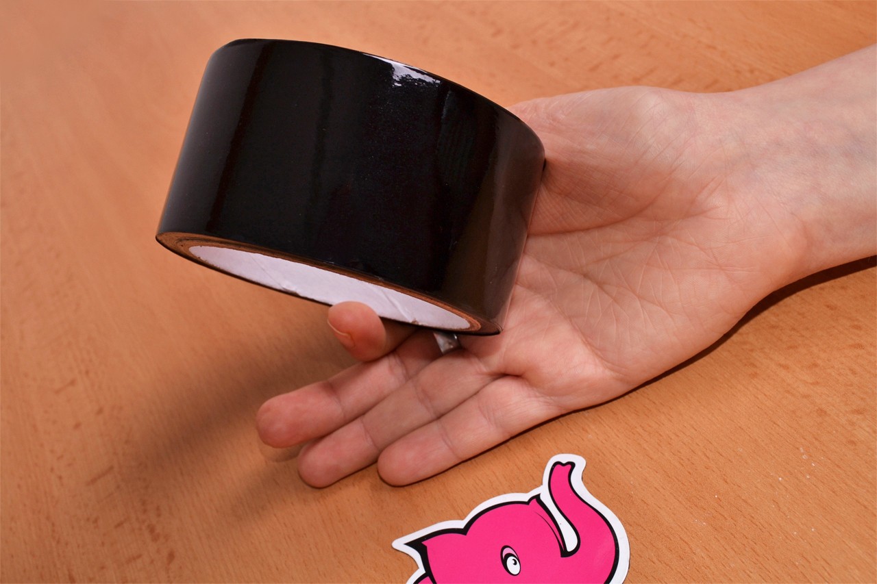 Bondážní páska Noir – focení v ruce