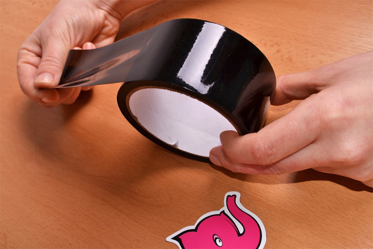 Bondážní páska Noir – odbalování pásky