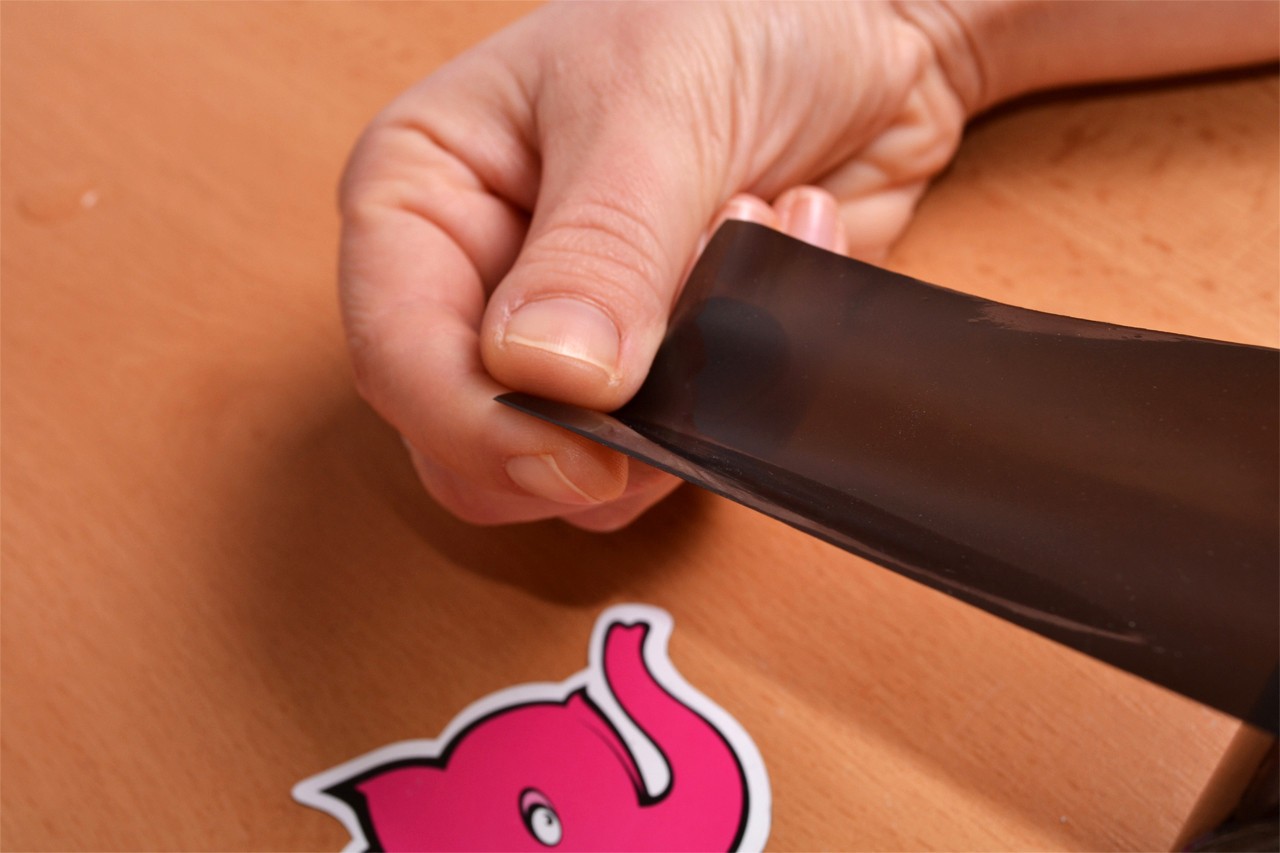 Bondážní páska Noir – odbalování pásky