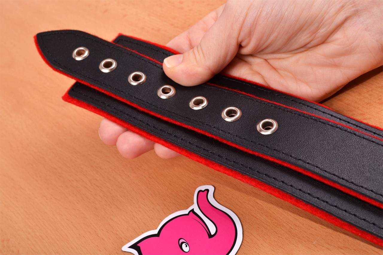 Kožený obojek na krk – možnosti zapínání