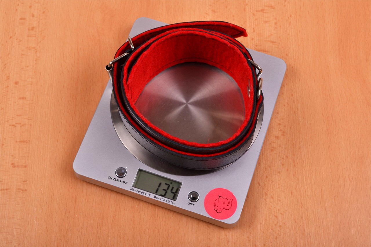 Kožený obojek na krk – vážení obojku, stolní váha ukazuje 134 g