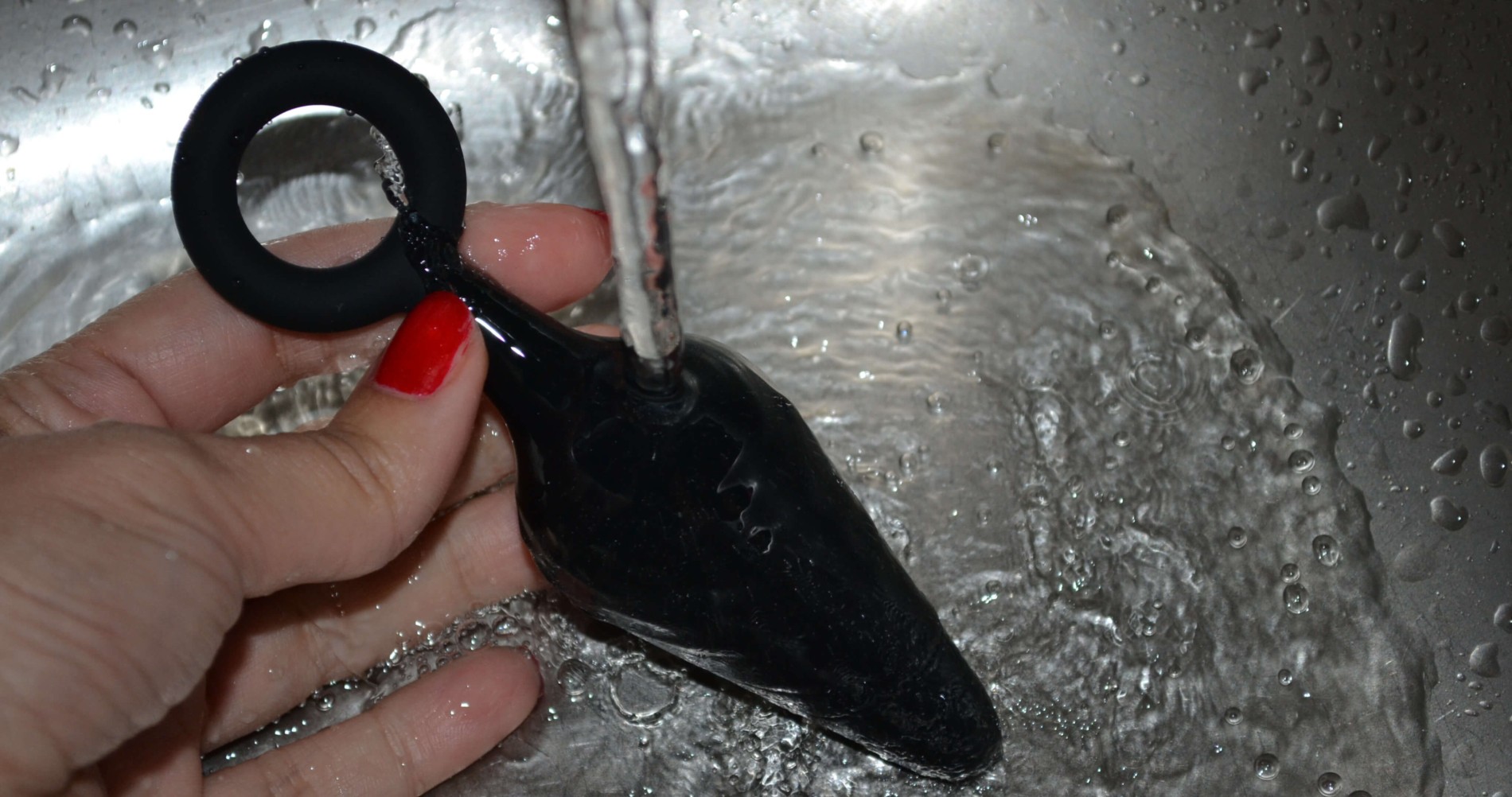 Anální kolík Soft Feel s očkem, pod tekoucí vodou