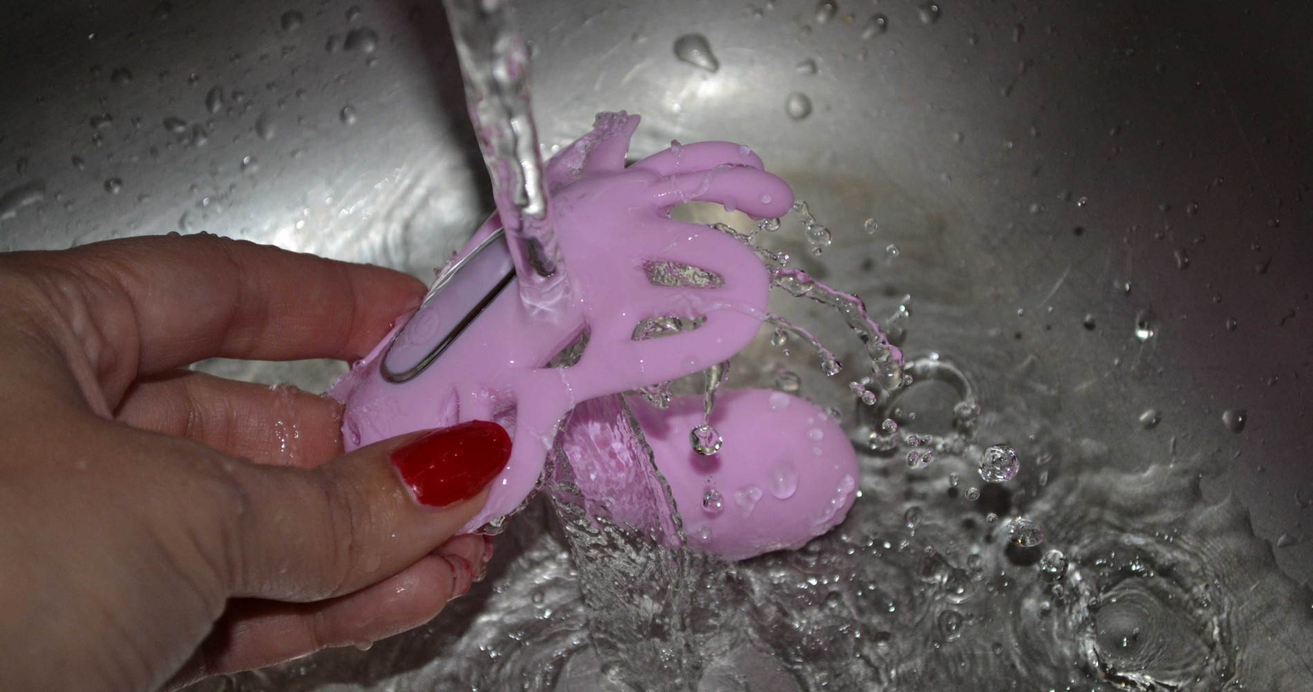 Vibrační motýlek Darling, omývání pod tekoucí vodou