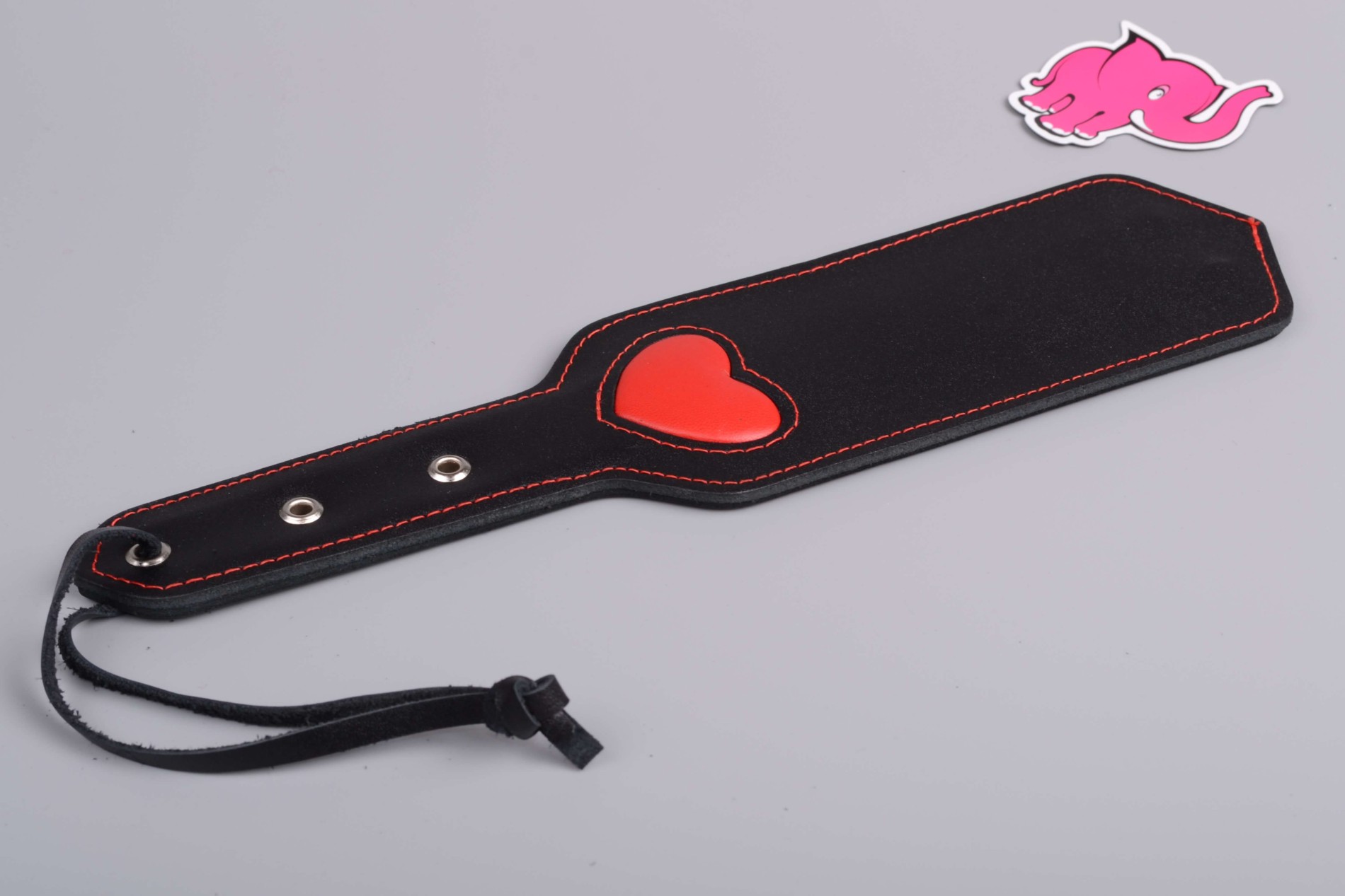 Kožená plácačka BlackRed, na stole