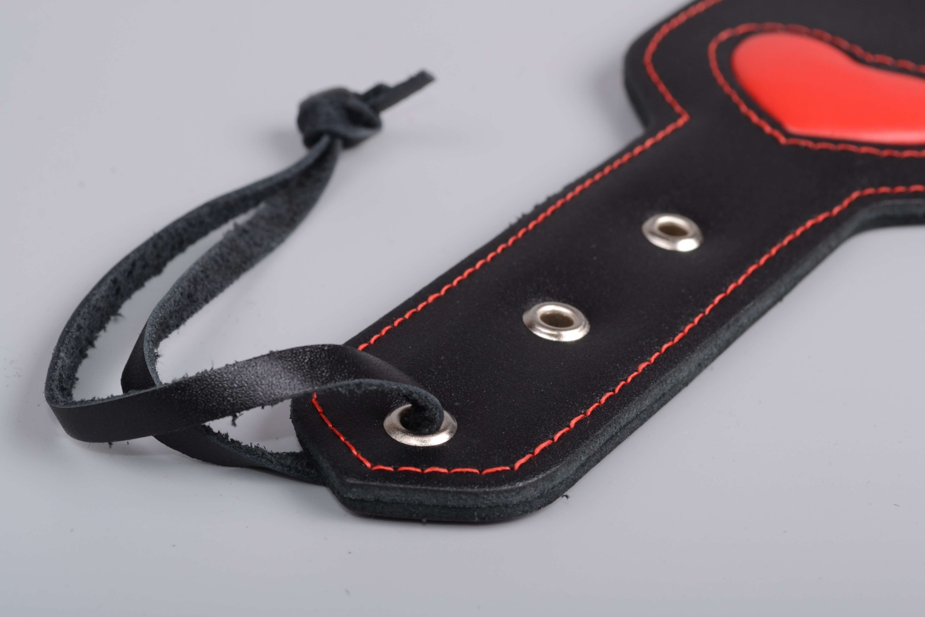 Kožená plácačka BlackRed, detail cvočků