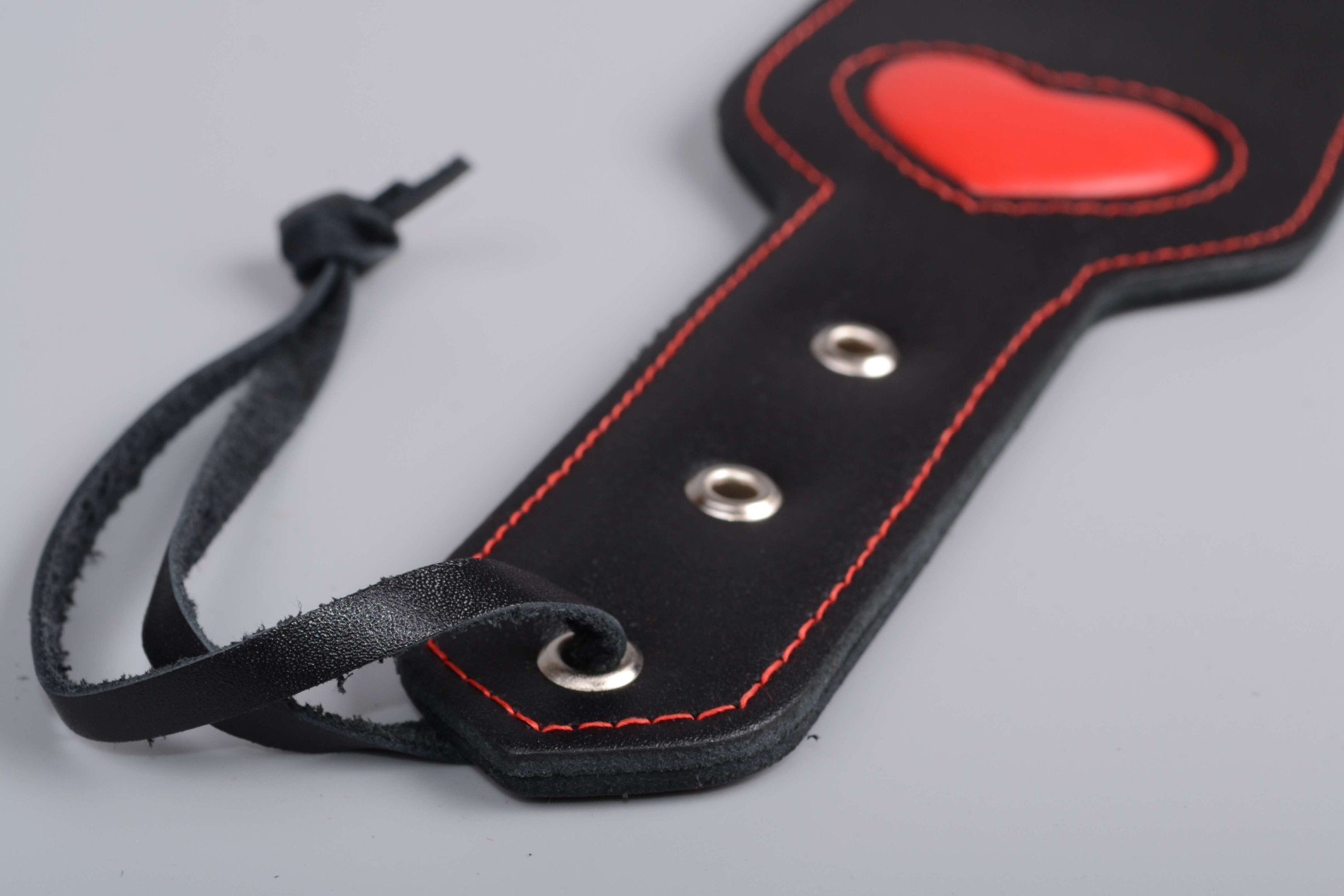 Kožená plácačka BlackRed, detail cvočků