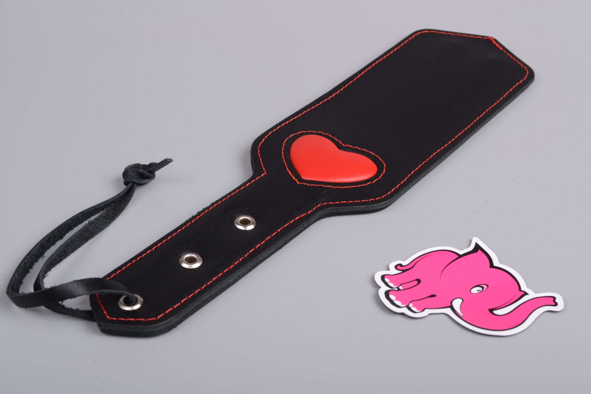 Kožená plácačka BlackRed, zepředu