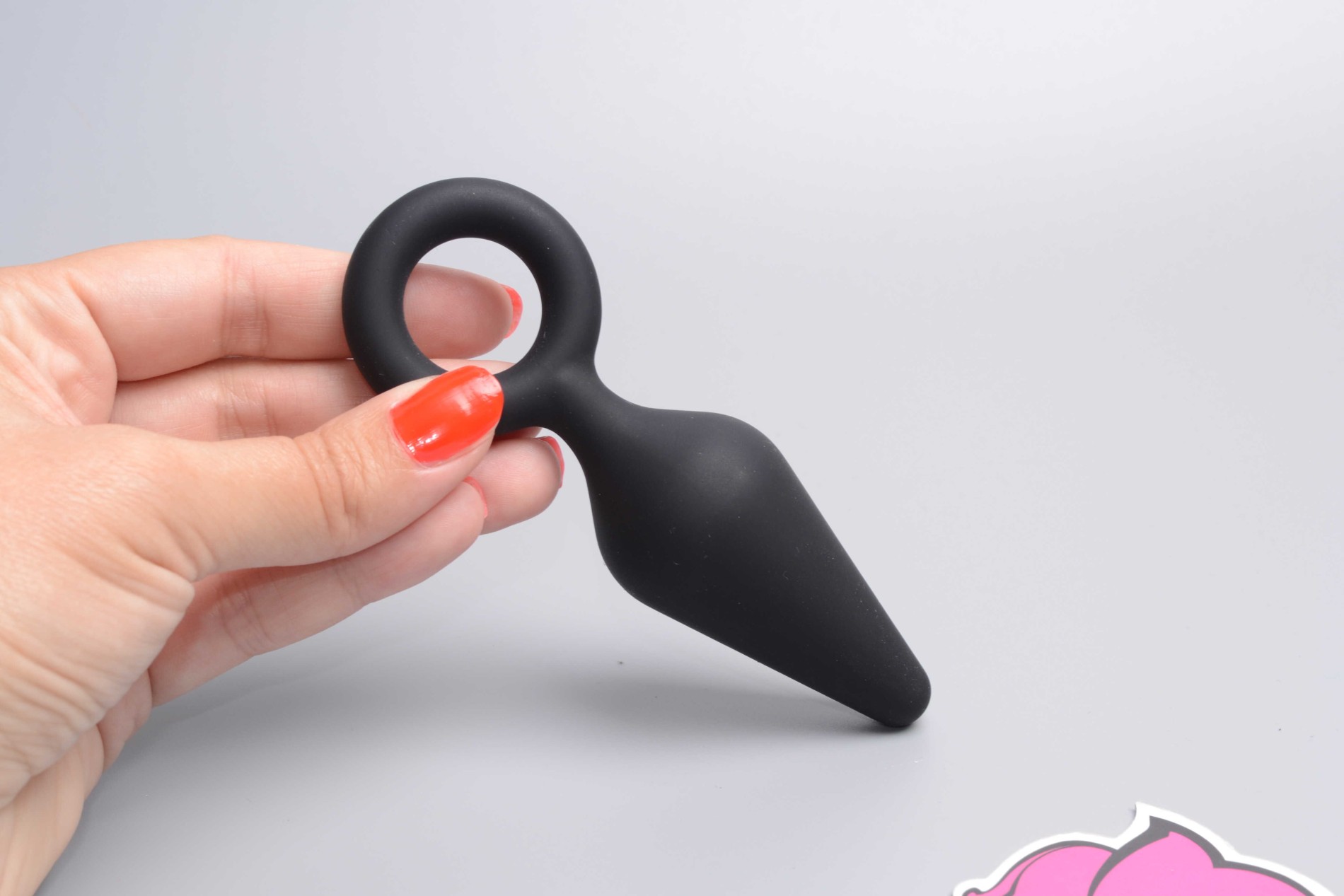 Anální kolík s očkem Soft Feel, v ruce