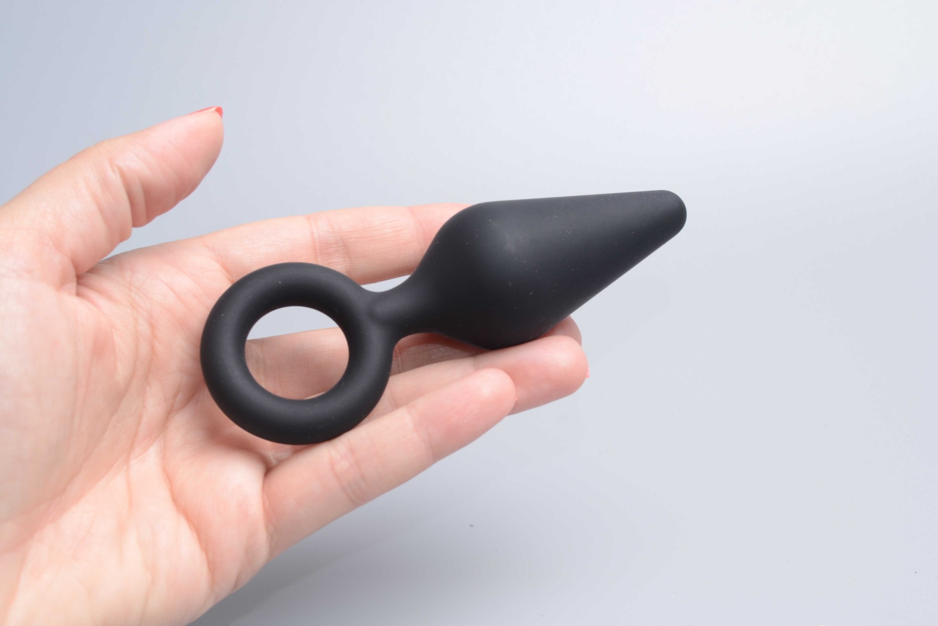 Anální kolík s očkem Soft Feel, v ruce