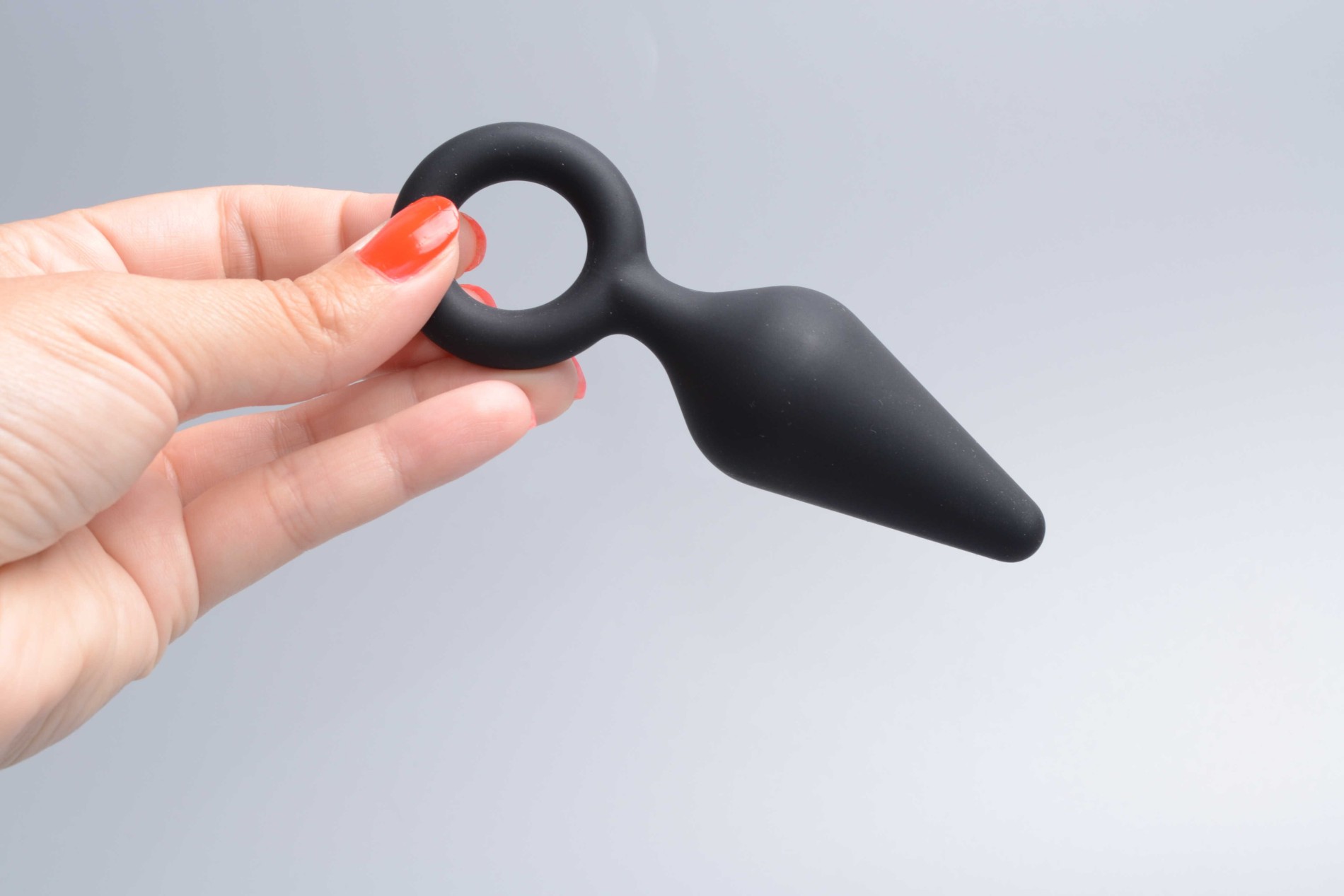Anální kolík s očkem Soft Feel, v ruce