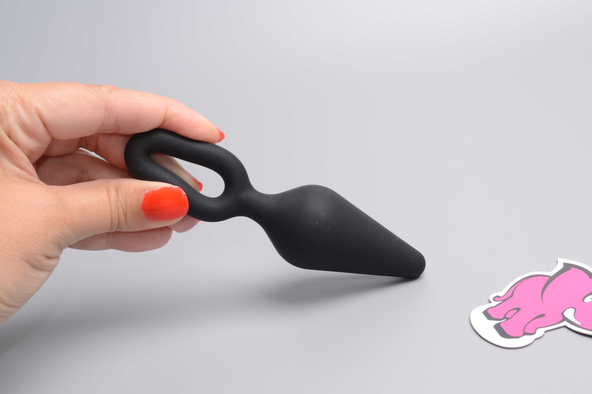 Anální kolík s očkem Soft Feel, v ruce