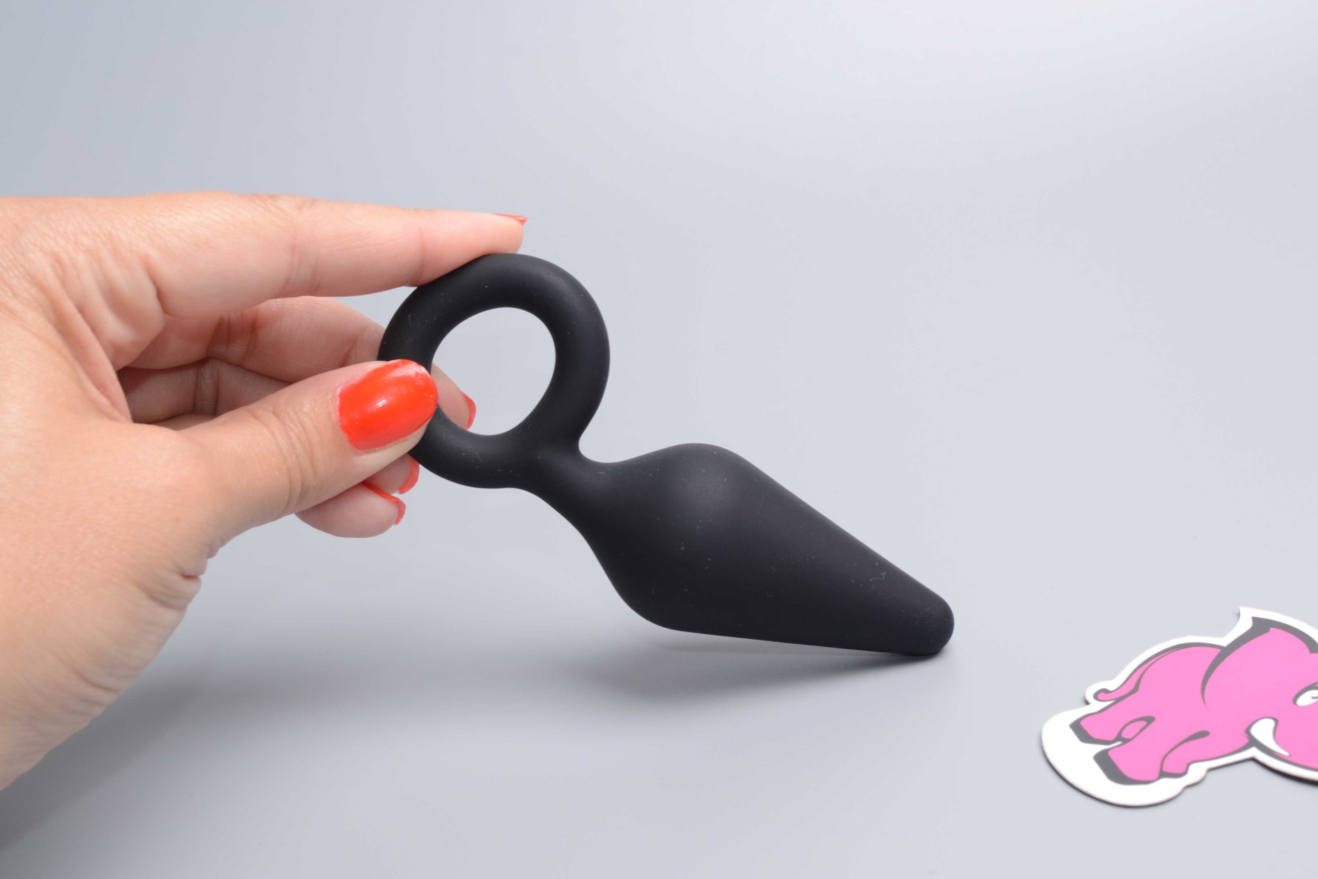 Anální kolík s očkem Soft Feel, v ruce