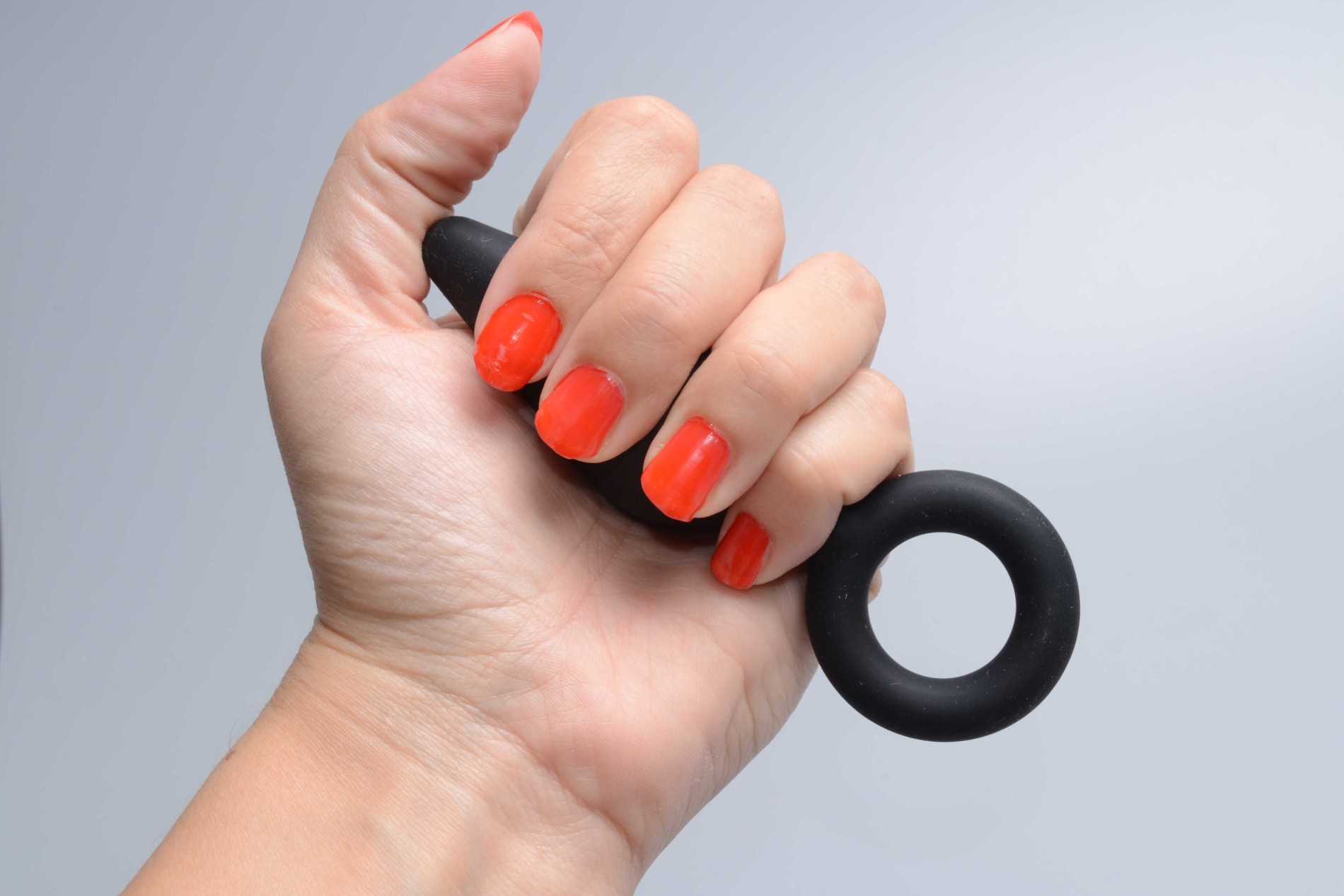 Anální kolík s očkem Soft Feel, v ruce