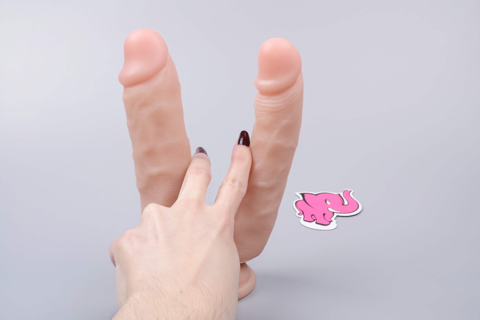 Realistické dildo Double Pleasure (18 cm), v ruce