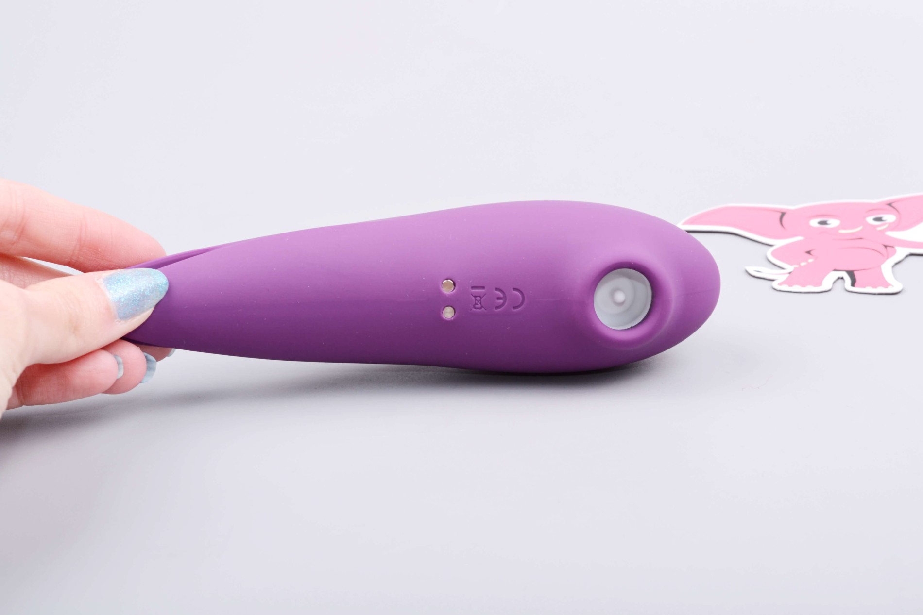 Tlakový vibrátor Birdie Boo, v ruce