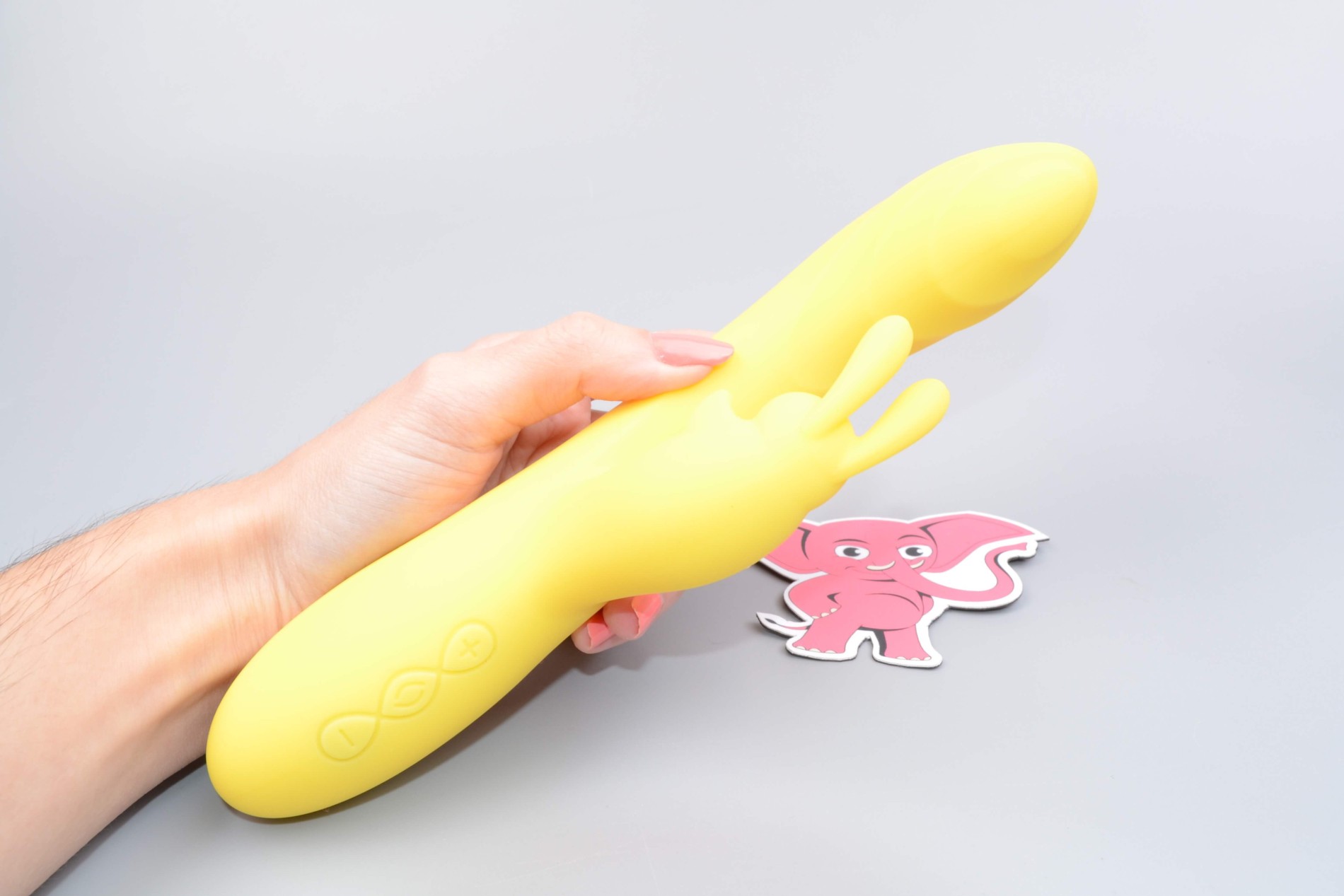 Vibrátor s výběžkem na klitoris Bee, v ruce