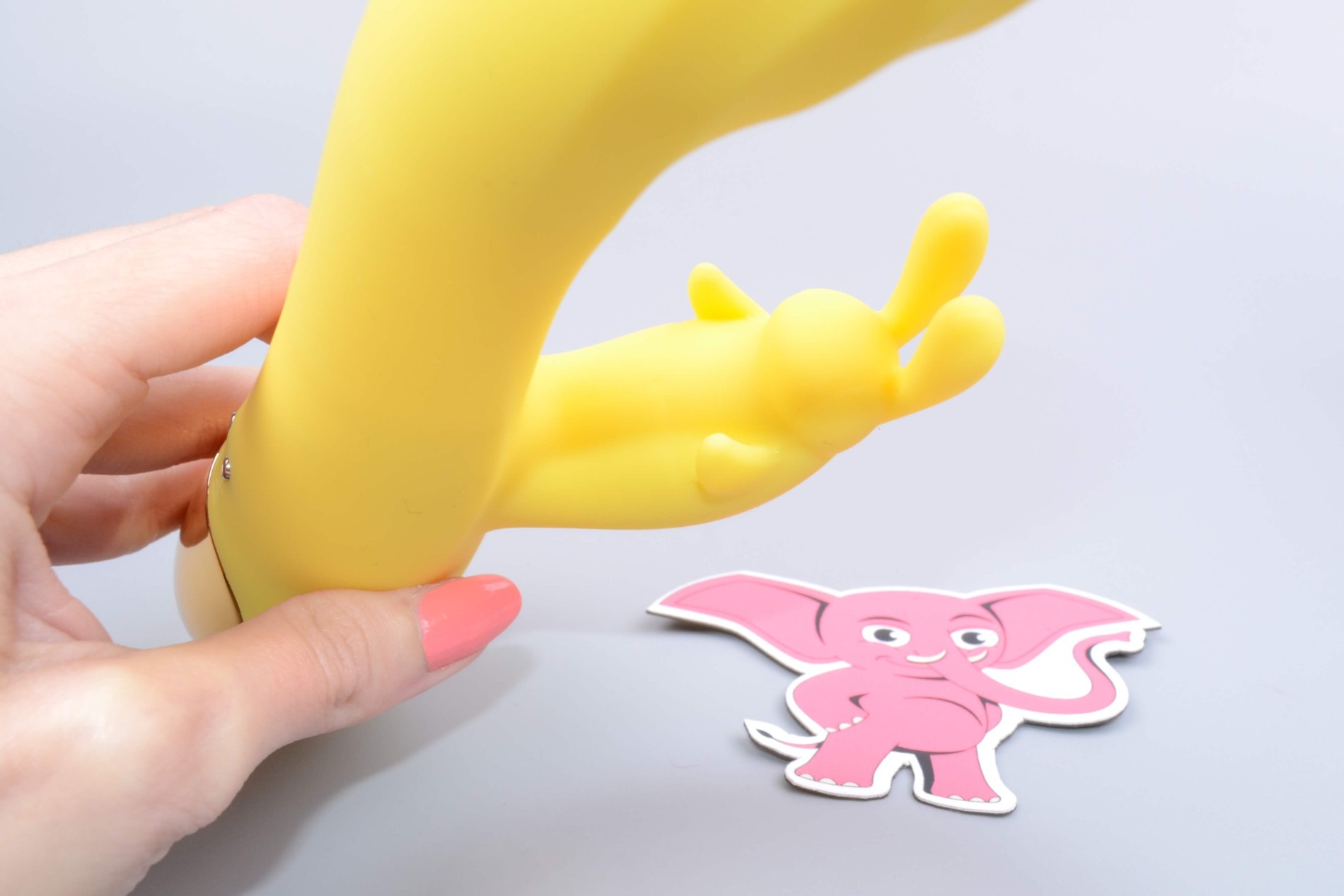 Vibrátor s výběžkem na klitoris Bee, v ruce