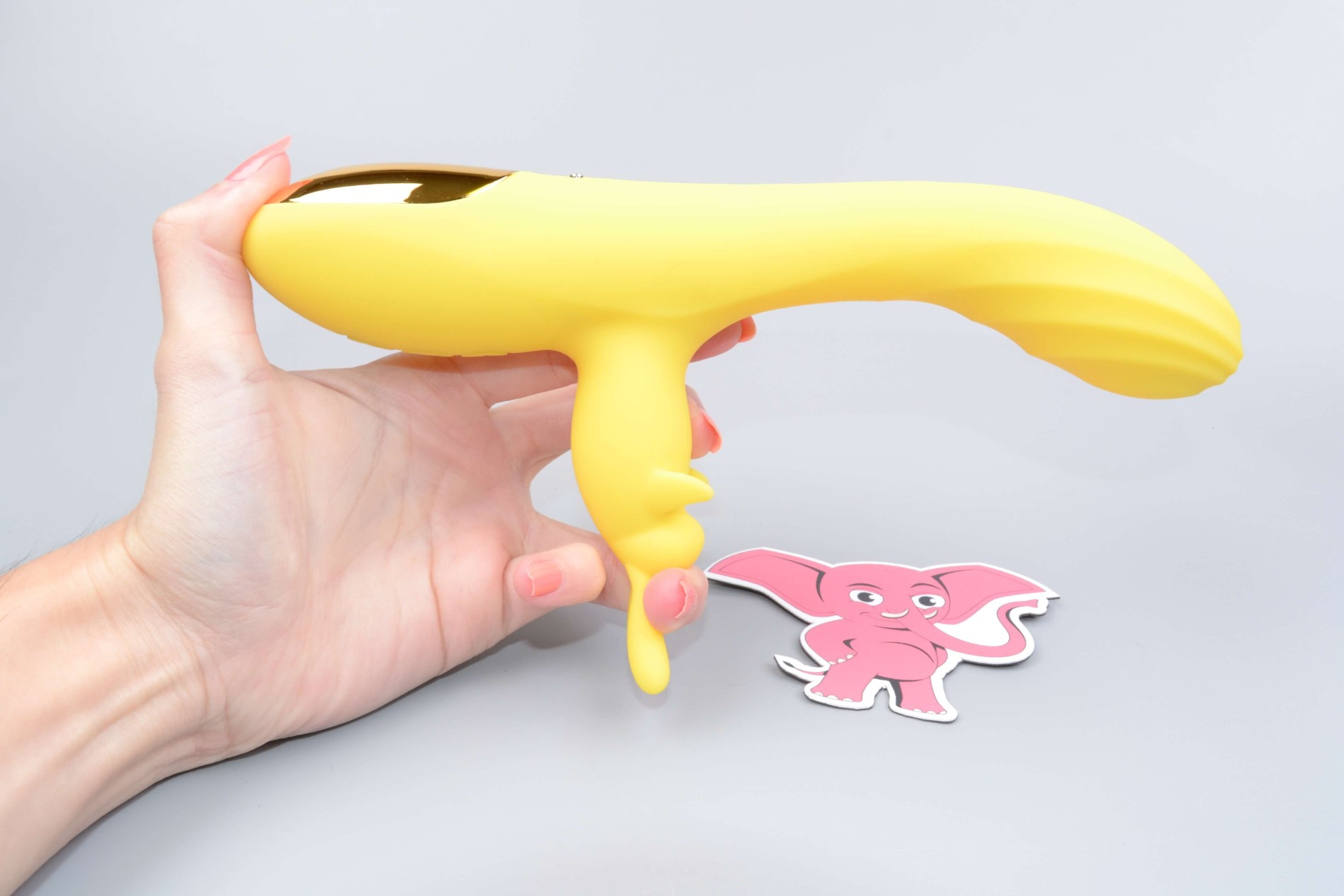 Vibrátor s výběžkem na klitoris Bee, v ruce