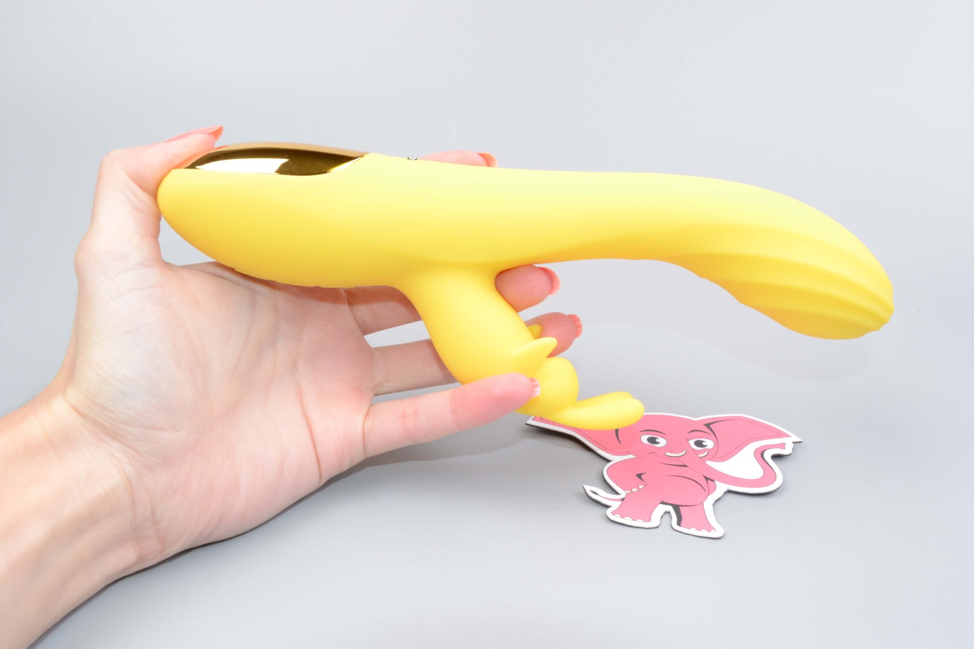 Vibrátor s výběžkem na klitoris Bee, v ruce