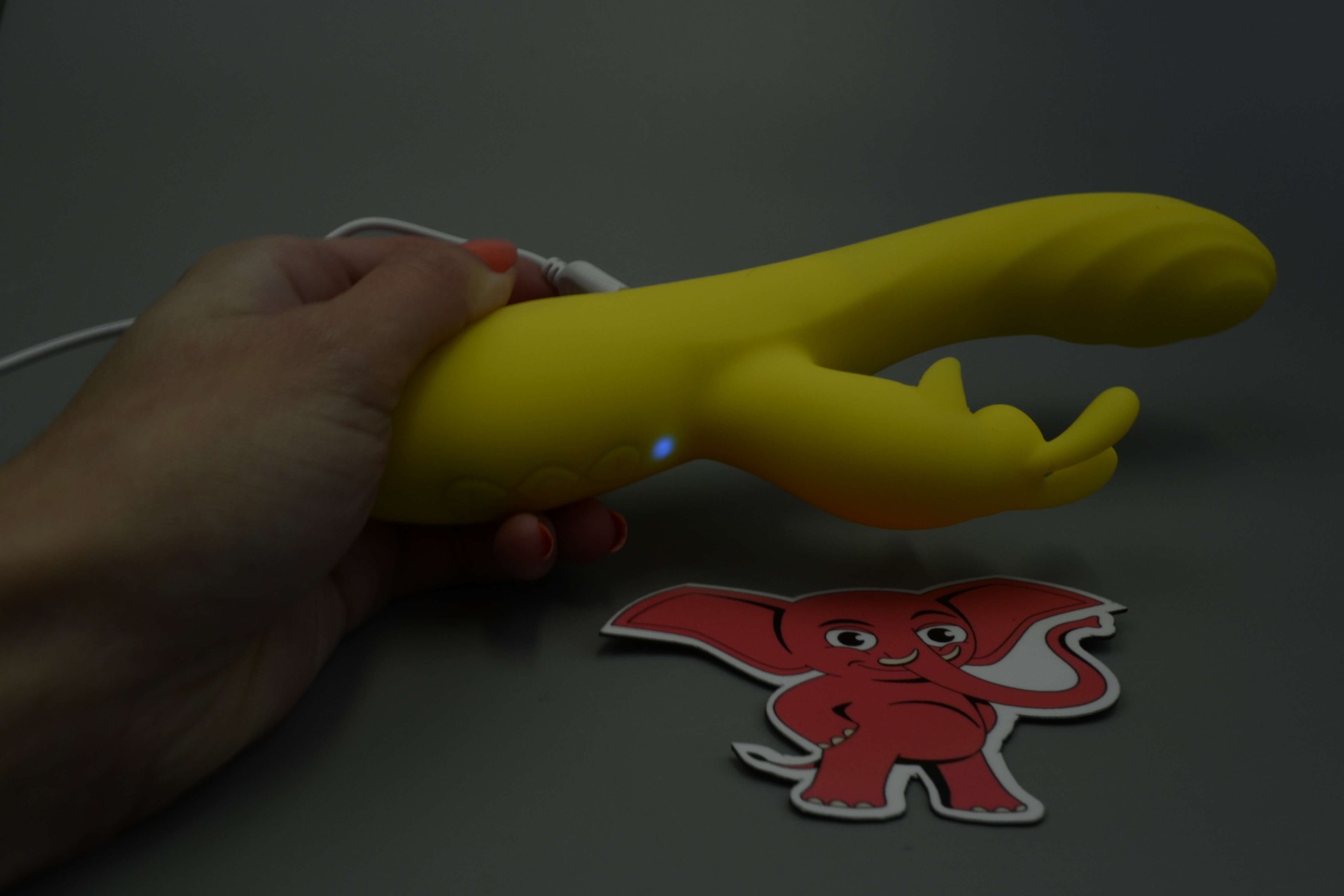 Vibrátor s výběžkem na klitoris Bee, svítí ve tmě