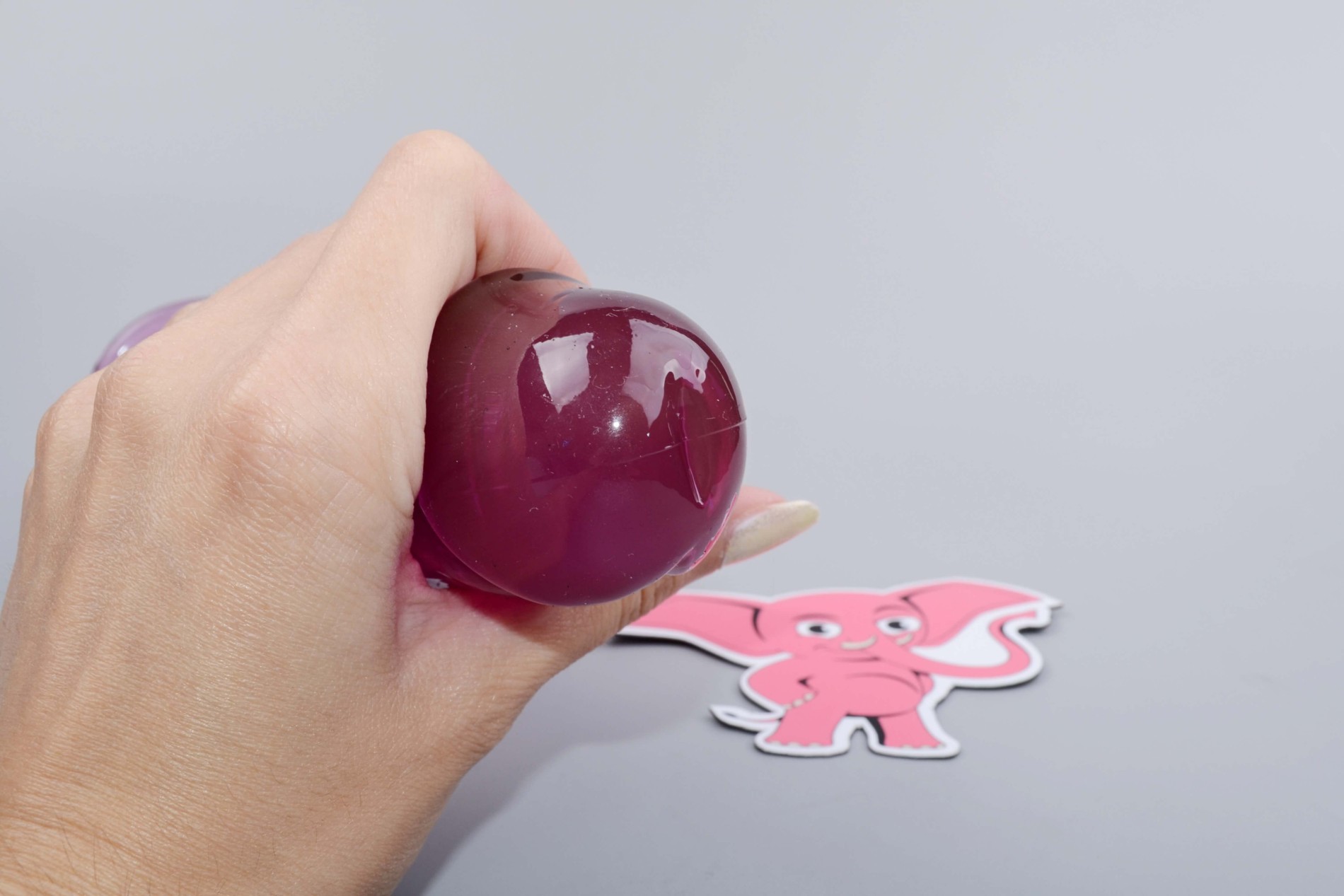 Dildo s přísavkou Purple II (19,5 cm), v ruce