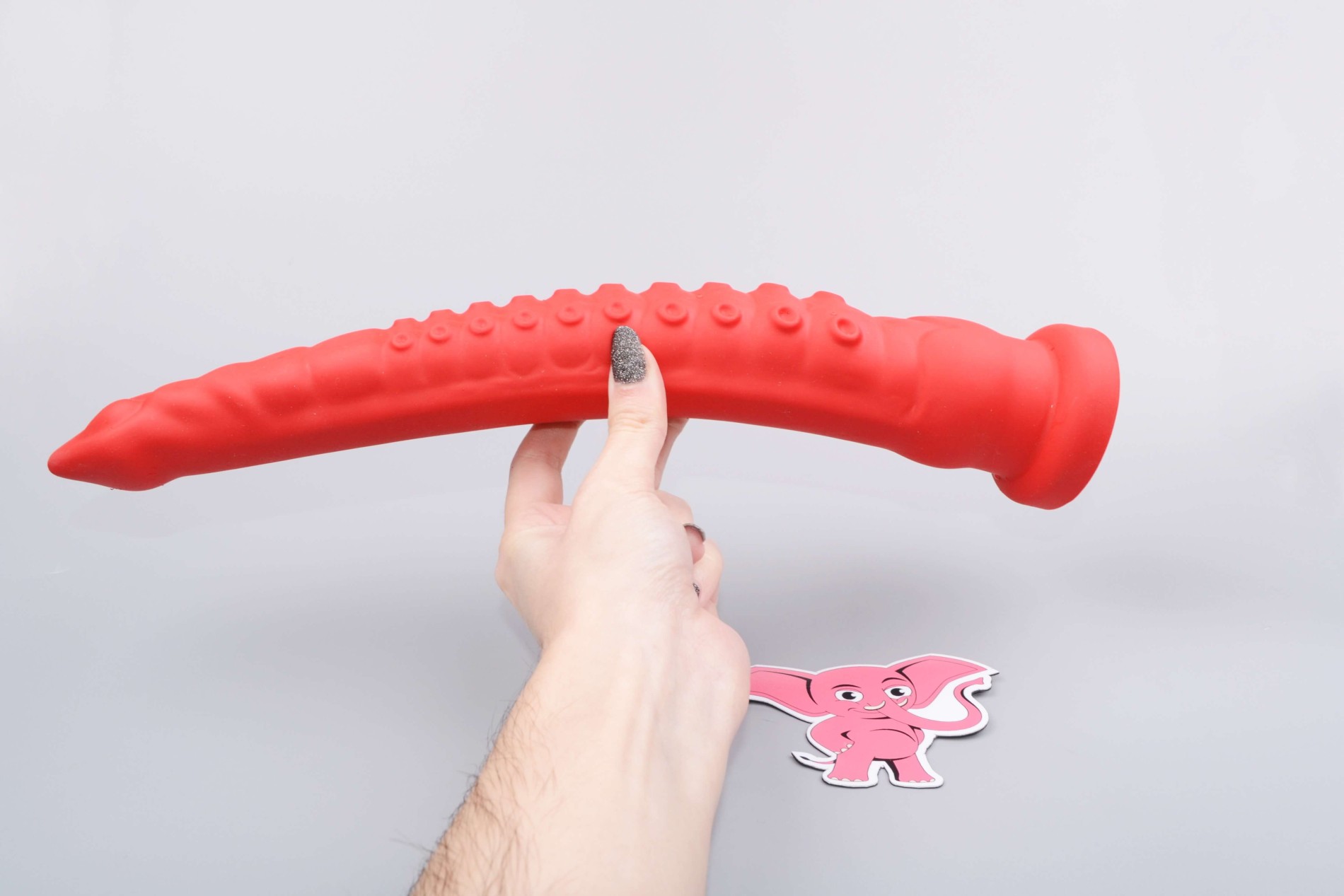Monster dildo s přísavkou Octopoda (32 cm), v ruce