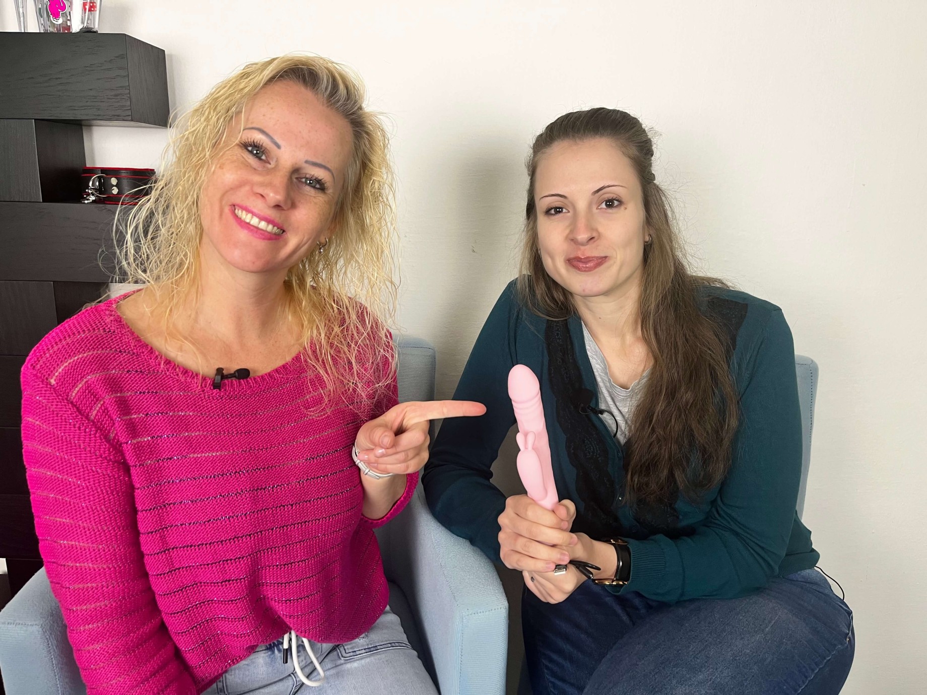 Handsfree pulzátor s výběžkem na klitoris Pulzie Bunny, Verča a Lucka